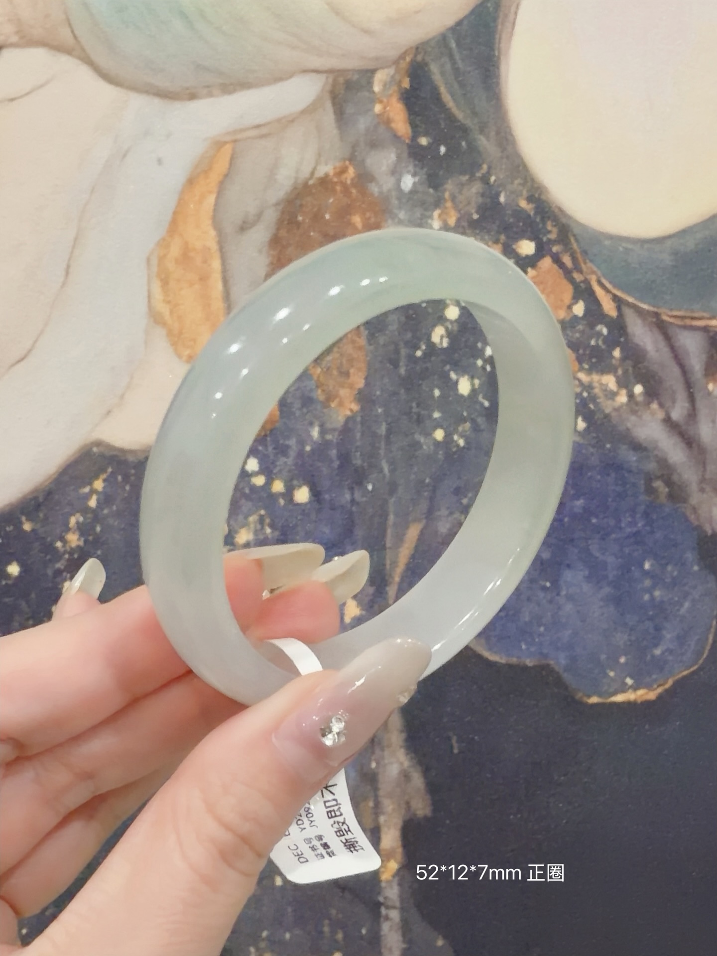 ✨晴底白月光 · 半山水翡翠手镯✨一半清透晴底，一半柔润白月光像山水之间的光影流转，温柔又有层次感这只不是普通的种水镯而是自带意境的半山水美感，内润起光，收藏级别的美镯📏产品规格	圈口：52mm（51/52/53合适）	宽度：12mm	厚度：7mm  镯型：正圈🛍️购买保障🇲🇾 马来西亚现货📜 附正规鉴定证书⏳支持3天鉴赏期✈️ 全球配送#马来西亚翡翠 #怡保 #吉隆坡 #新山 #新加坡