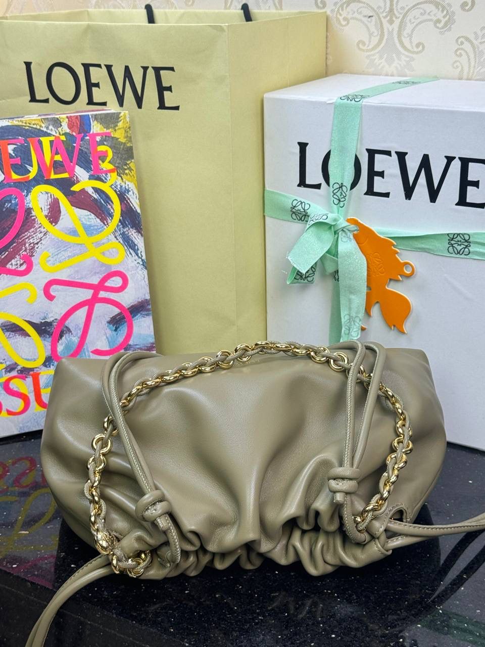 🎈中号链条款𝙁𝙡𝙖𝙢𝙚𝙣𝙘𝙤 𝙋𝙪𝙧𝙨𝙚羊皮 ——【桉树绿】 尺寸：𝟯𝟬-𝟭𝟬.𝟓-𝟮𝟬𝐜𝐦 编码：012403 【配全套礼盒】 👉🏻延续福袋收缩绳褶皱设计，羊皮包身手感细腻柔软❤️ 👉🏻链条肩带➕皮肩带的双肩带设计，时尚百搭，给足了集美们多样化的选择。肩带可拆卸可调节，磁扣开合，正面烫金𝙇𝙤𝙜𝙤，呈现出高贵典雅的视觉感😍 👉🏻独家背景➕独家品质➕独家全套砖柜礼盒套装，市场高端品质皆在我手✌🏻