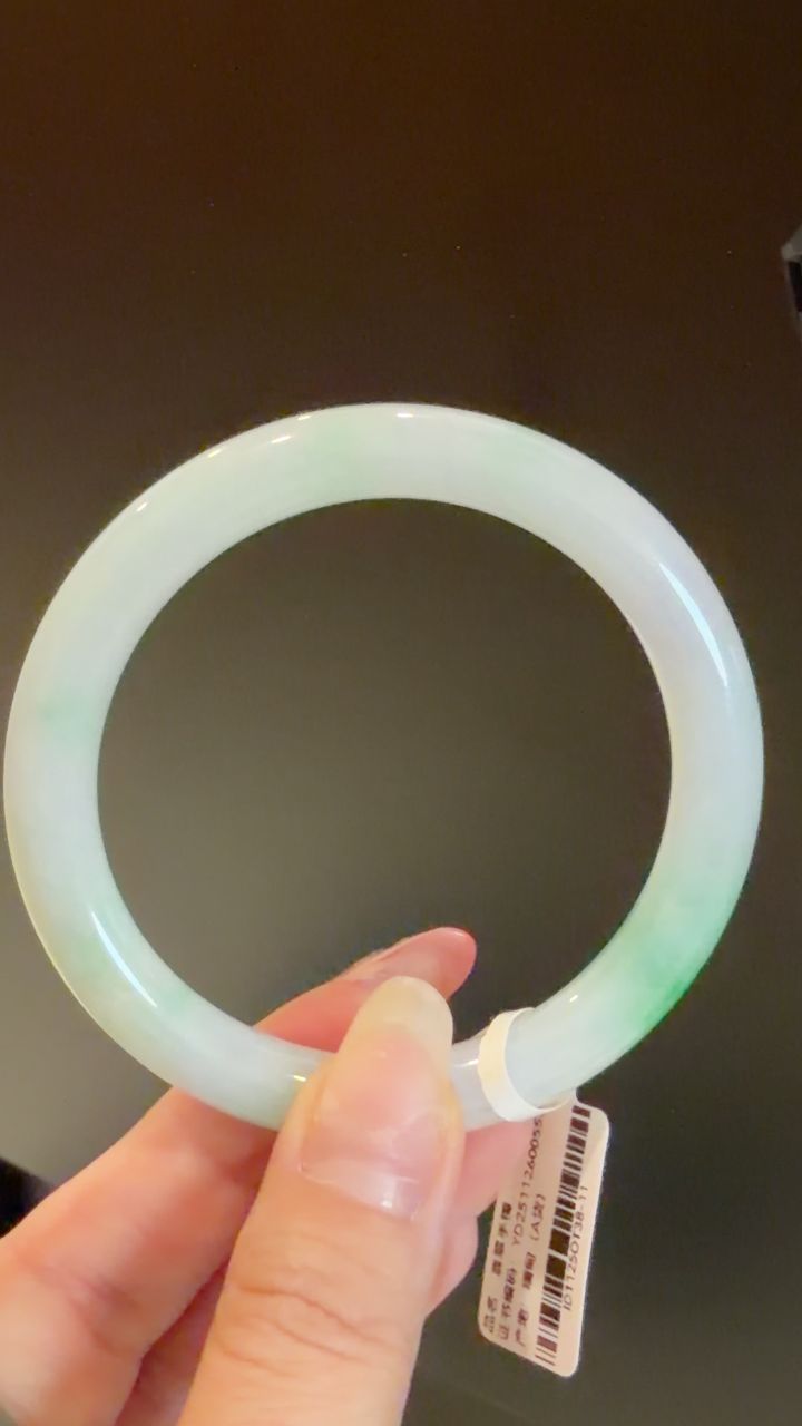 53圈口白底青翡翠手镯 53x7x8mm 圆条