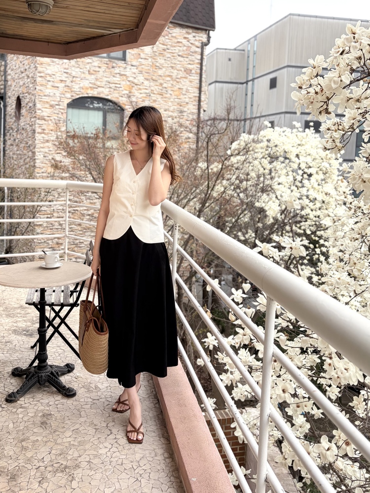 Front-Slit Midi Flare Skirt (Black)