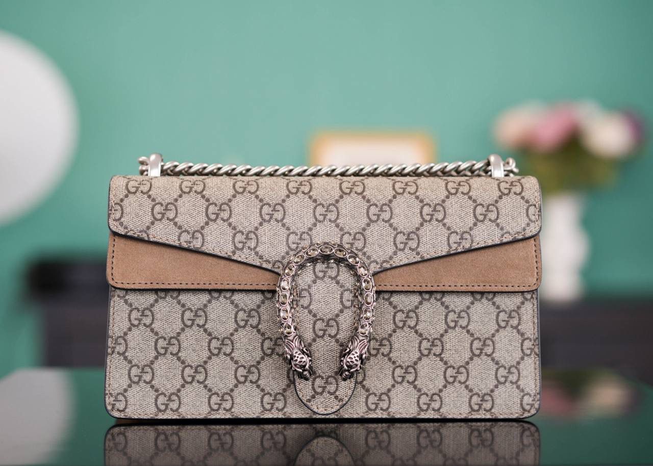 🥯GG。 Dionysus系列经典酒神 钻扣卡其色25cm 正品售价¥24.000 新尺寸设计一出来让人拍手叫绝 GG的设计师真的太懂女人了 从前纠结大号太大小号太小的姐妹，这会可以冲了 最新的酒神钻扣新款虎头镶嵌上了施华洛世奇水晶钻，整个包洋气时尚特别气质 而且改良后的包身自重很轻，尺寸大小很完美 官方款号 499623 尺寸：25x13x7cm