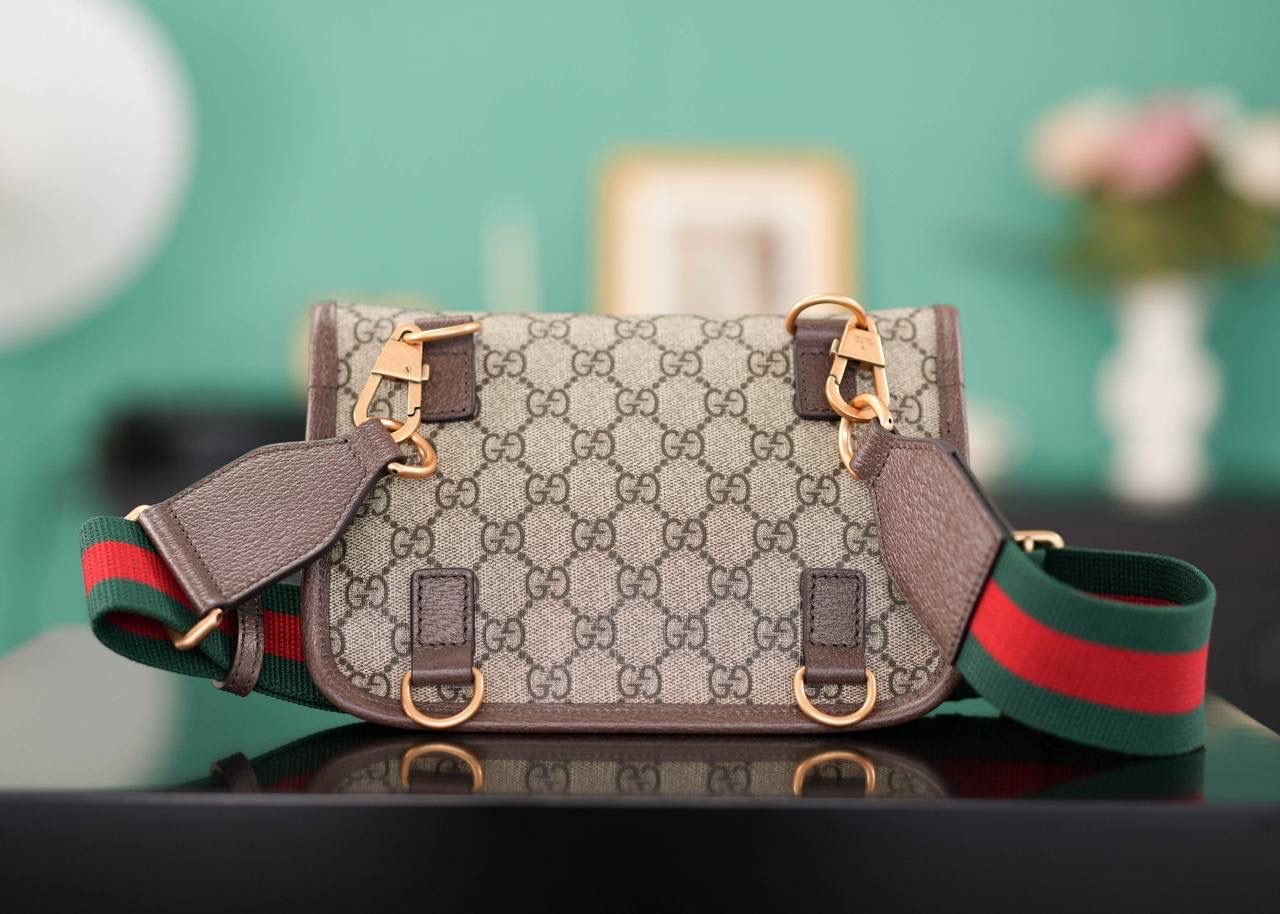 🥯Totem GG Superme#经典爆款 虎头斜挎包20cm 虎头斜挎包，可当胸包~ 精致虎头搭配红绿织带拼接的设计 宽肩带随性帅气 简单大方的一个款！男女共用~ 官方款号 489617 尺寸：20x13x2.5cm