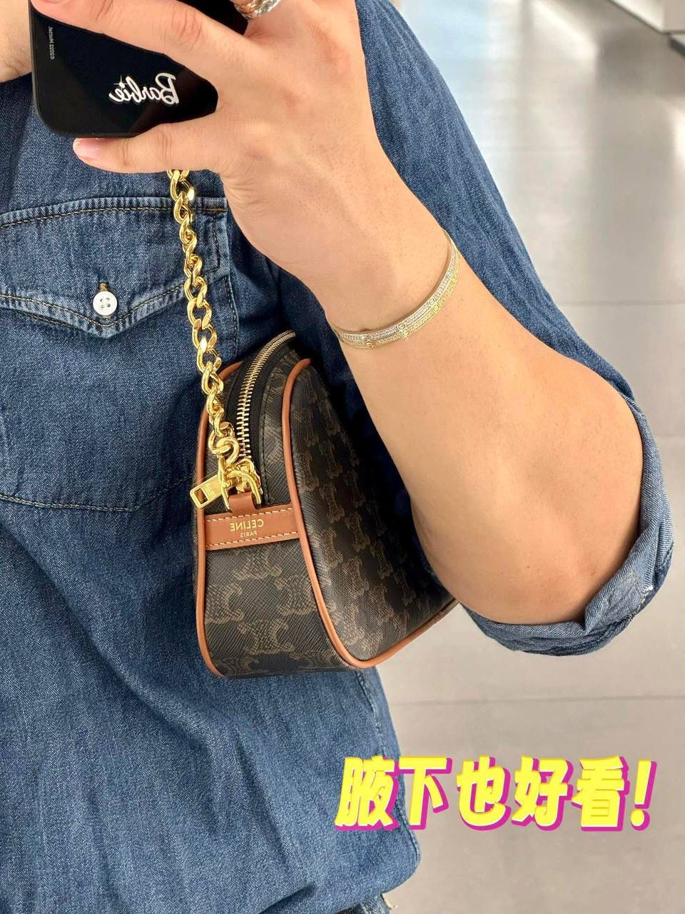 🔥大货实拍图 𝗖𝗘𝗟𝗜𝗡𝗘 ♥️ 𝗠𝗨𝗟𝗧𝗜双肩带相机包 型号：114122 尺寸：24*14*5cm 今日份安利💁‍♀️𝑪𝒆𝒍𝒊𝒏𝒆上新款啦！以独特的设计理念，成为又一个新的精巧之作！此刻有两个链条，真的好爱，即可单肩又可斜挎～