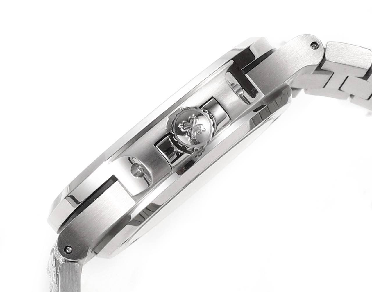 强势来袭！ 超级满天星方钻鹦鹉螺！ 1⃣️升级修正不锈钢表带，部分根据鹦鹉螺不锈钢表带拆解开发，完美贴合！ 2⃣️目前唯一使用圈口和表带方钻无爪镶石工艺，经历无数次的加工工艺，只为做到极致，终于大功告成！ 3⃣️全新订制修正版的Cal.324机芯，机芯摆轮位置与原装一致！深度洗花和刻字，机芯的还原度极高！ 4⃣️指针升级：秒针中心点升级为针轴秒针！ 鹦鹉螺满天星方钻王中王！欢迎您的品鉴！😎💯🌟