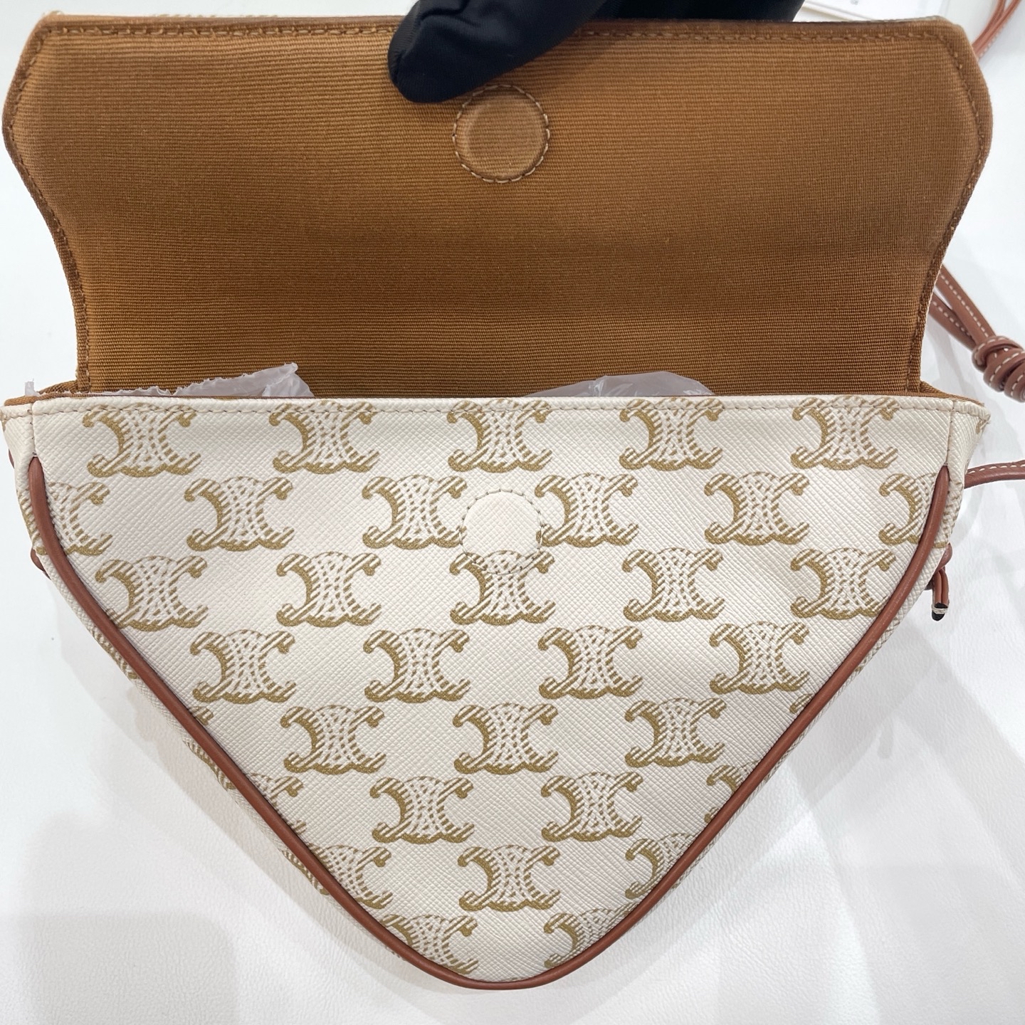 【預訂貨品】Celine白色老花三角包 