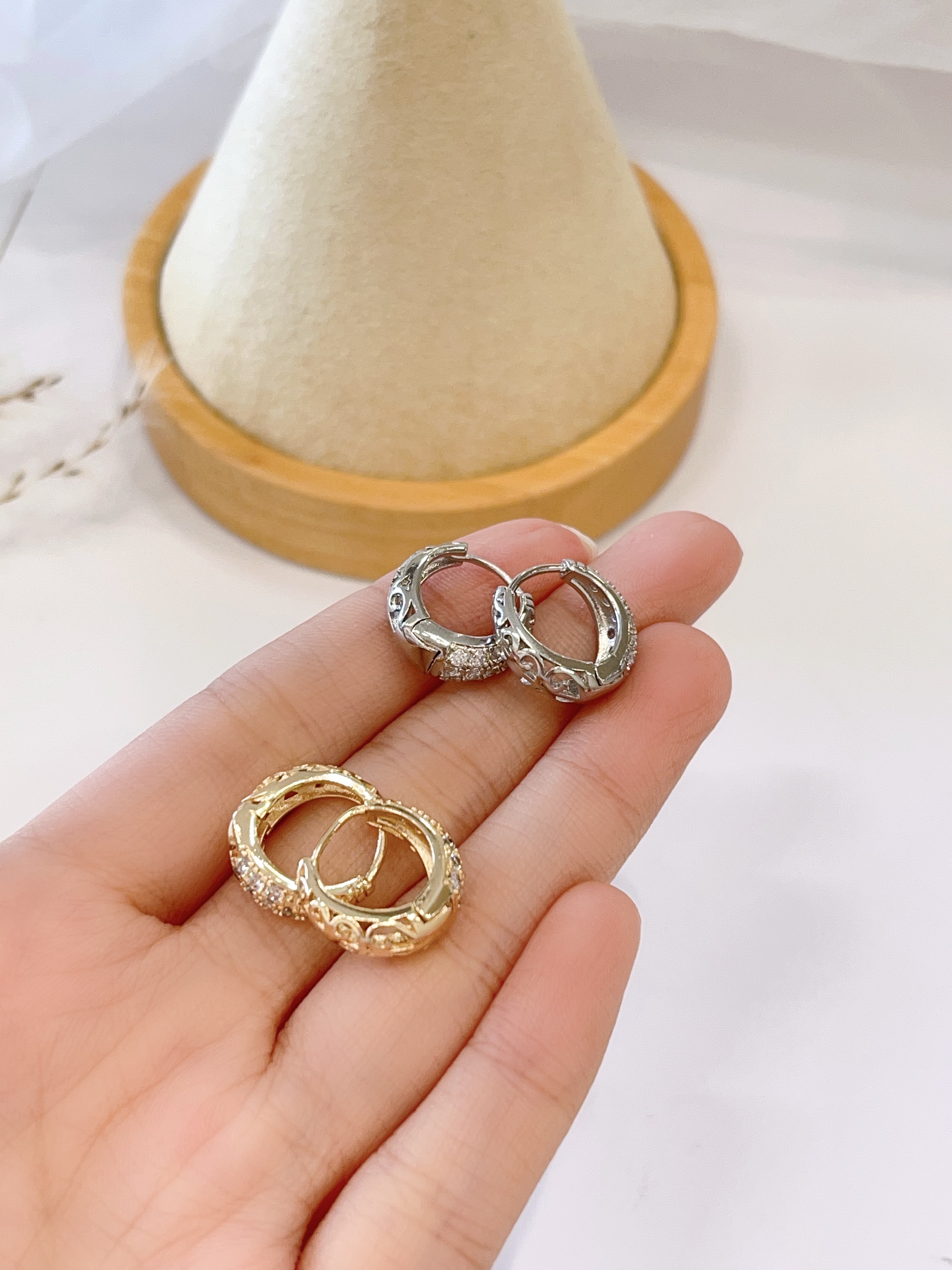 细闪晨露镶钻耳环