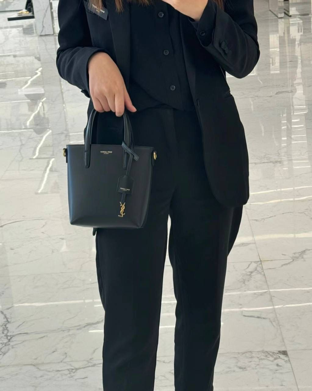 ys1 mini tote平纹🖤 这只包在mini包中一定有它的一席之地 第一，它包身够小够可爱 第二，它容量够大够能装 第三，它鳄鱼纹压纹够抗造 就冲这三点，几乎没有哪个小可爱能打得过它 小手提➕可拆卸肩带的设计在实背性上也更出挑 没有槽点的小可爱，我超爱！！ 必须zp开发的啦，相似度看对比图！ 质量就请放心的交给我们哈！ 平纹：18×17×8cm773995m