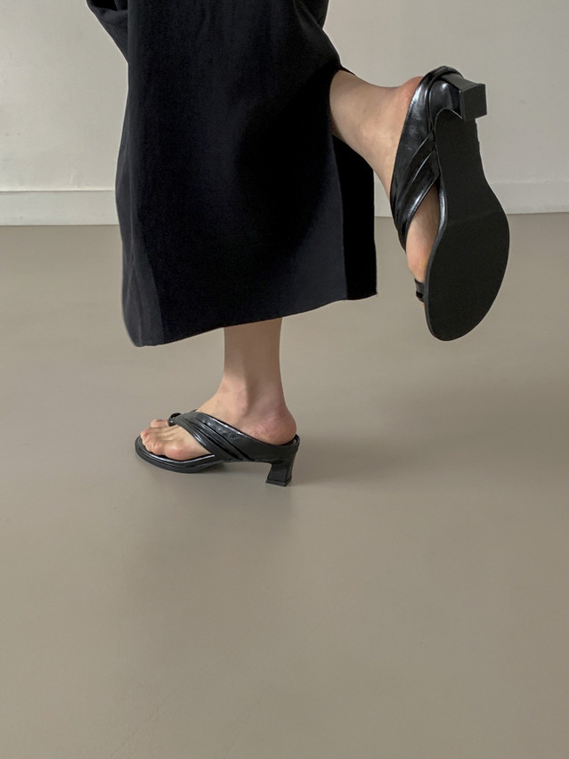 Toe loop sandals 