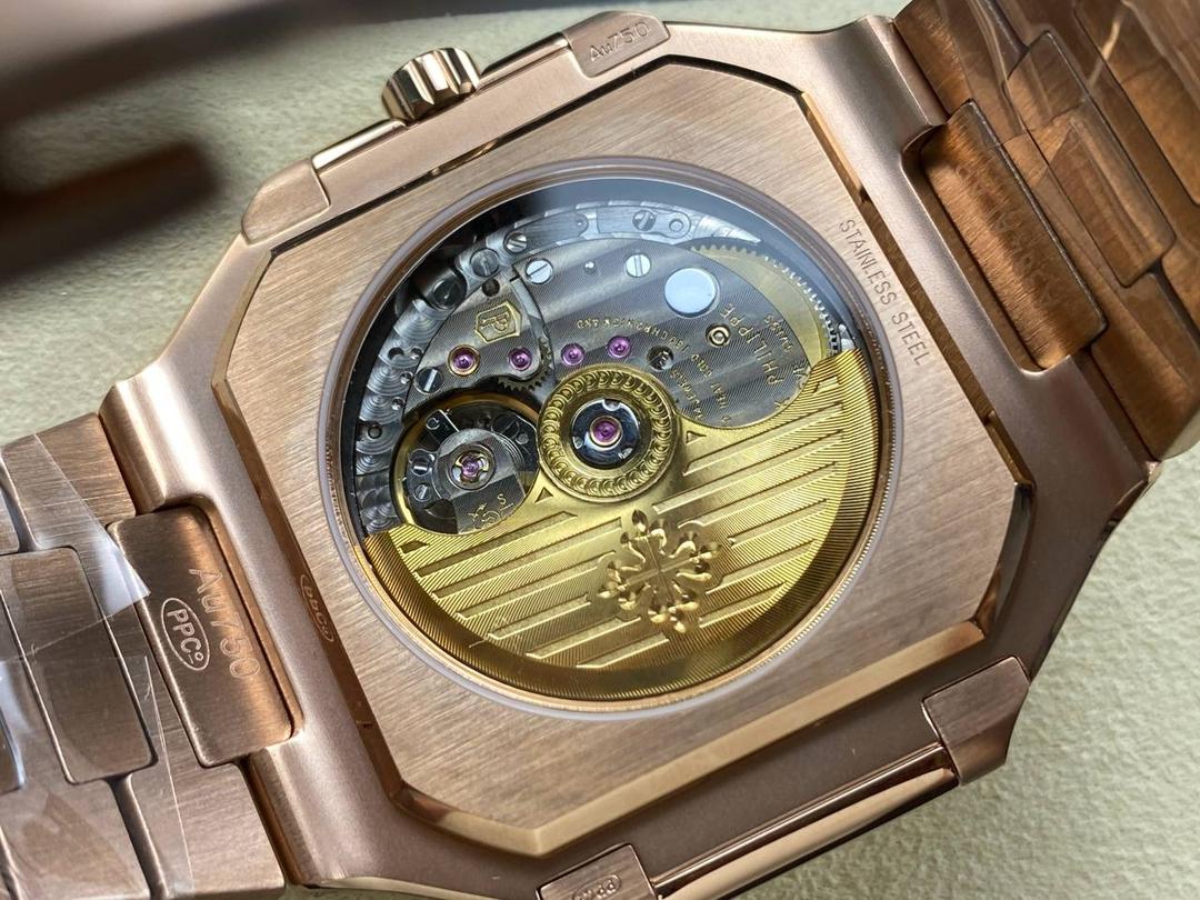 PP+ 百达翡丽 方形 新系列CUBITUS 5821腕表 亮点特色：1️⃣机芯:搭载定制9015改Cal.26-330 SC一体机，调时不停秒，调时不停秒，摆轮位置均与正品一致，自动上链机芯。2️⃣钢带:316L定制级人体工程学表带，新扣款式。3️⃣表壳:尺寸45毫米厚度仅8.3mm，为表壳对角线长度(即10点位至4点位),因为表壳近似于方形，上下边的宽度会小于这一数值，所以视觉效果并不是很大。 搭配上，5821属于运动风格腕表，日常搭配正装和休闲风格也可以。