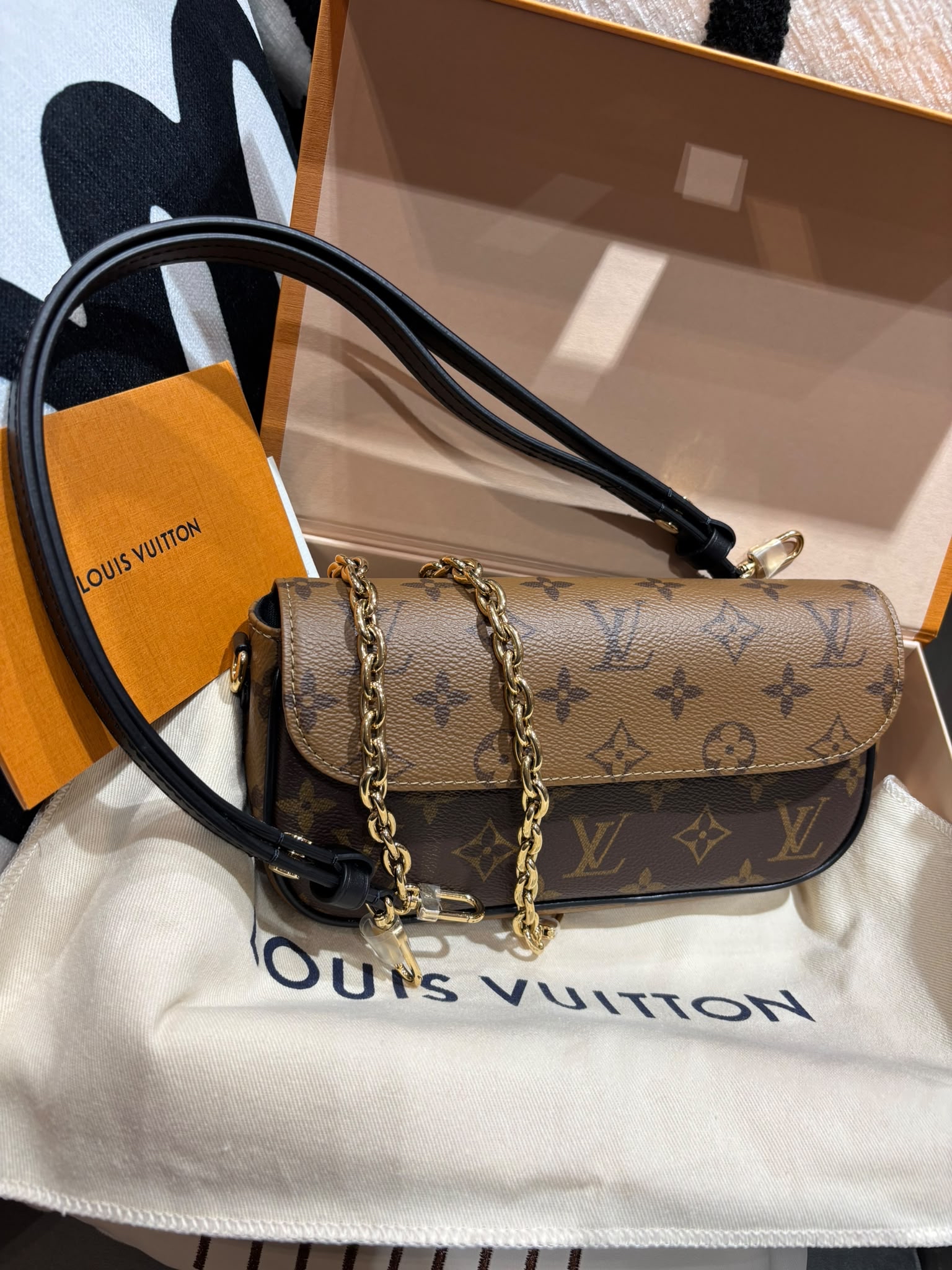 Lv Ivy woc M26587 MONOGRAM REVERSE 100%Authentic,  Unused 全新未使用品。 ✅專門店收據✅塵袋✅盒