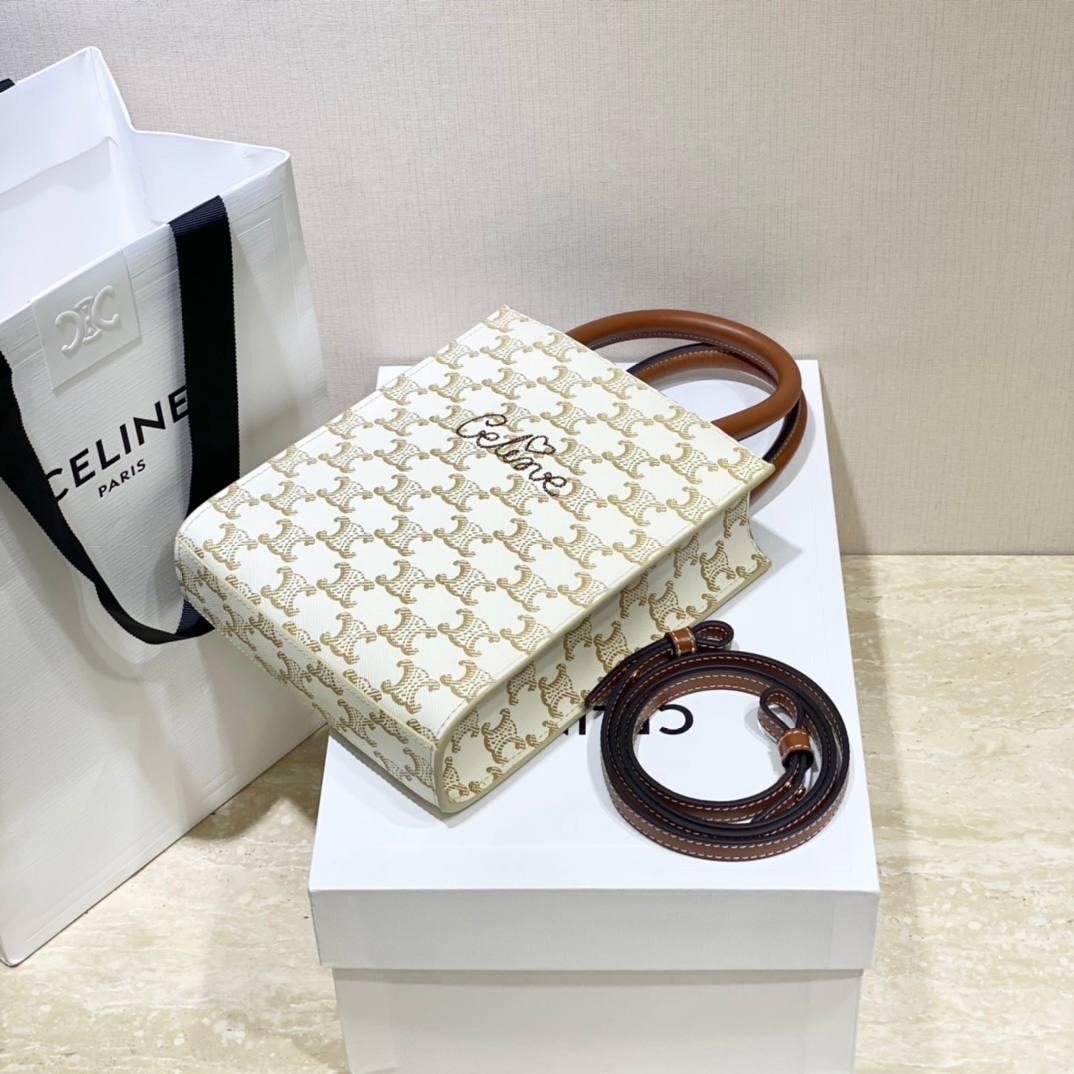 🔥大货实拍图 𝗖𝗘𝗟𝗜𝗡𝗘 ♥ 𝗧𝗥𝗜𝗢𝗠𝗣𝗛𝗘 𝗖𝗔𝗕𝗔𝗦 𝗧𝗢𝗧𝗘 𝙘𝙚𝙡𝙞𝙣𝙚的爱心𝙡𝙤𝙜𝙤也太会了吧！直接俘虏我！实在是太会抢钱了！托特包的天花板🥇 型号：194372 尺寸：17*21*4cm