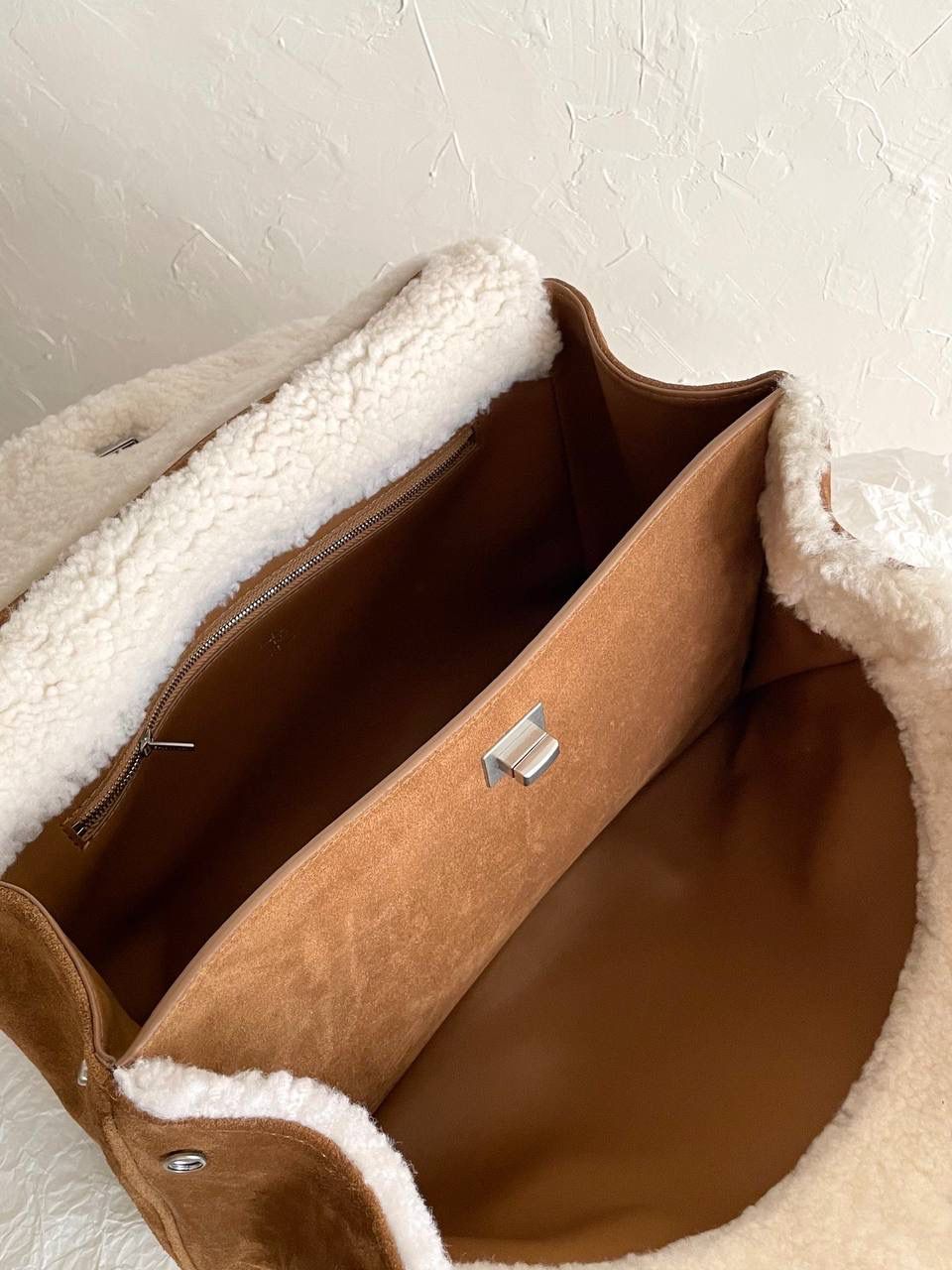 爆款🔥 ba1enciaga rodeo麂皮毛绒绒泰迪熊 中号🧸 看到这只包直接暖到心里去！ 好喜欢好喜欢好喜欢啊啊啊 本广东人想一秒入冬 我要立马背上这只 泰 迪 熊！ 除了喜欢没什么可说的 直接给我干词穷了 btw，这只也是买了zp回来对皮对毛的哦 米白色的毛毛，毛要足够粗密，且要卷 我知道市场很多直接用细软直的来做 不敢想象实物有多jia...打咩打咩🙅🏻‍♀️🙅🏻🙅🏻‍♂️❌ 我们开发一直都是秉着认真负责的态度 相似度你们就放一百个心吧！交给我们！ 中号：35×23.3×10.9cm789772m