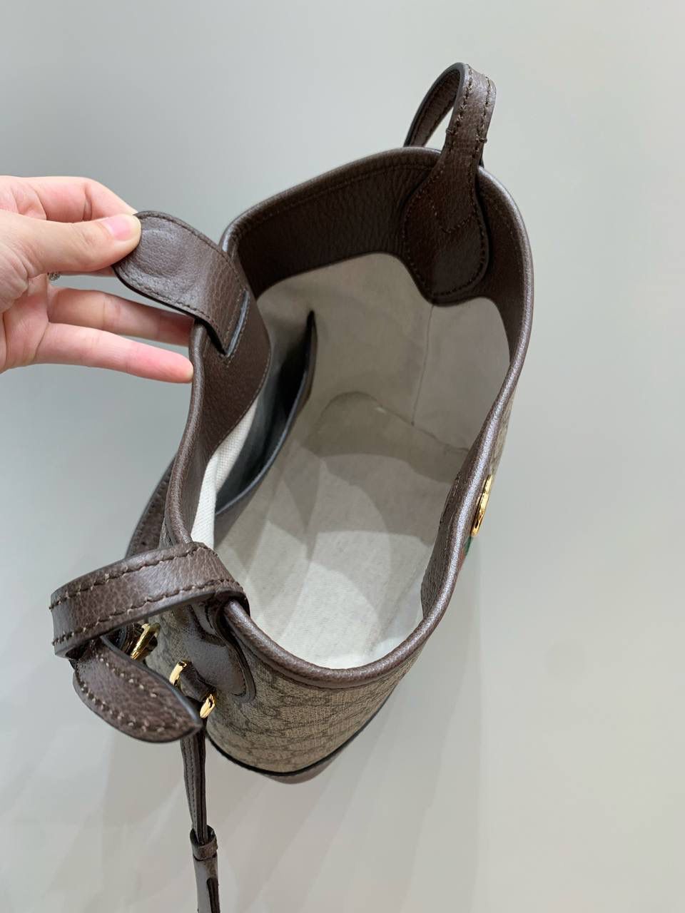 新背景实拍正品级 🎀Gucc1 Ophidia hobo腋下包 小号(最高版本) 今天的气场是hobo给的！！！ 等这个包开发到改版到等五金差不多一个月， 这个包真的非常融入日常，随性又时髦 包身容量很大但又轻便小巧能很好的满足日常出门 而且肩带比一般的腋下包都长一些还可以调节 一见钟情，时髦使用同时兼顾！ 型号781402；尺寸23/21/12cm