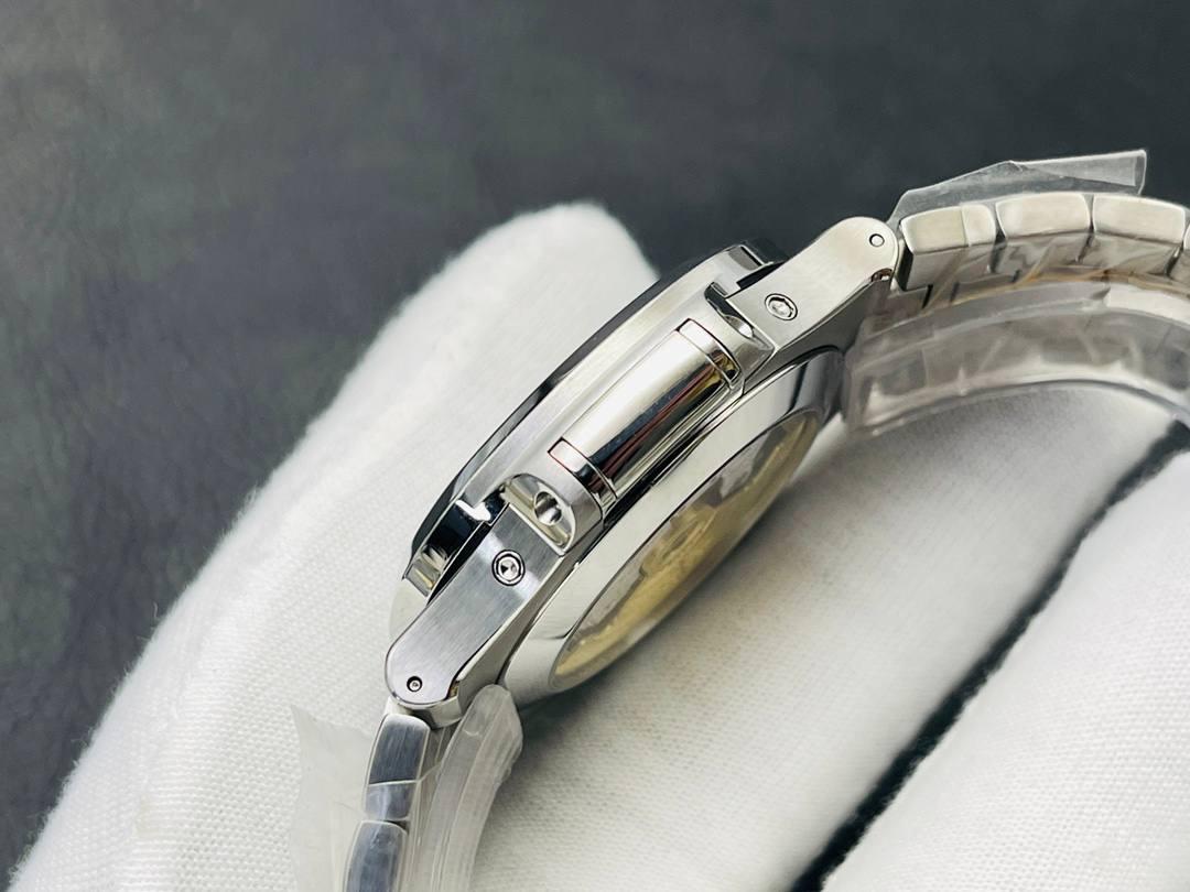 2023最佳时计---百达.翡丽复杂功能计时系列腕表！😍🤩 【表壳】40MM表径，圆形表壳闪亮的金属光泽流动在表盘流畅的线条上，展现出了腕表出色的设计风格与打磨工艺。 【表盘】华美的炭灰色太阳纹表盘，复杂功能井井有条的安排令其看上去十分的对称，丝毫不会有突兀之感，通过优美的太妃指针的点缀，无论是指针还是时标的细节修饰，看上去都非常的完美，6点位日历窗的显示清晰明了，让年历功能的读取变得更加方便。 【机芯】PP还原出百达翡丽的Cal.324型自动上链机芯，提供了时、分、秒、月相显示、日历、星期、月份以及24小时显示的功能！