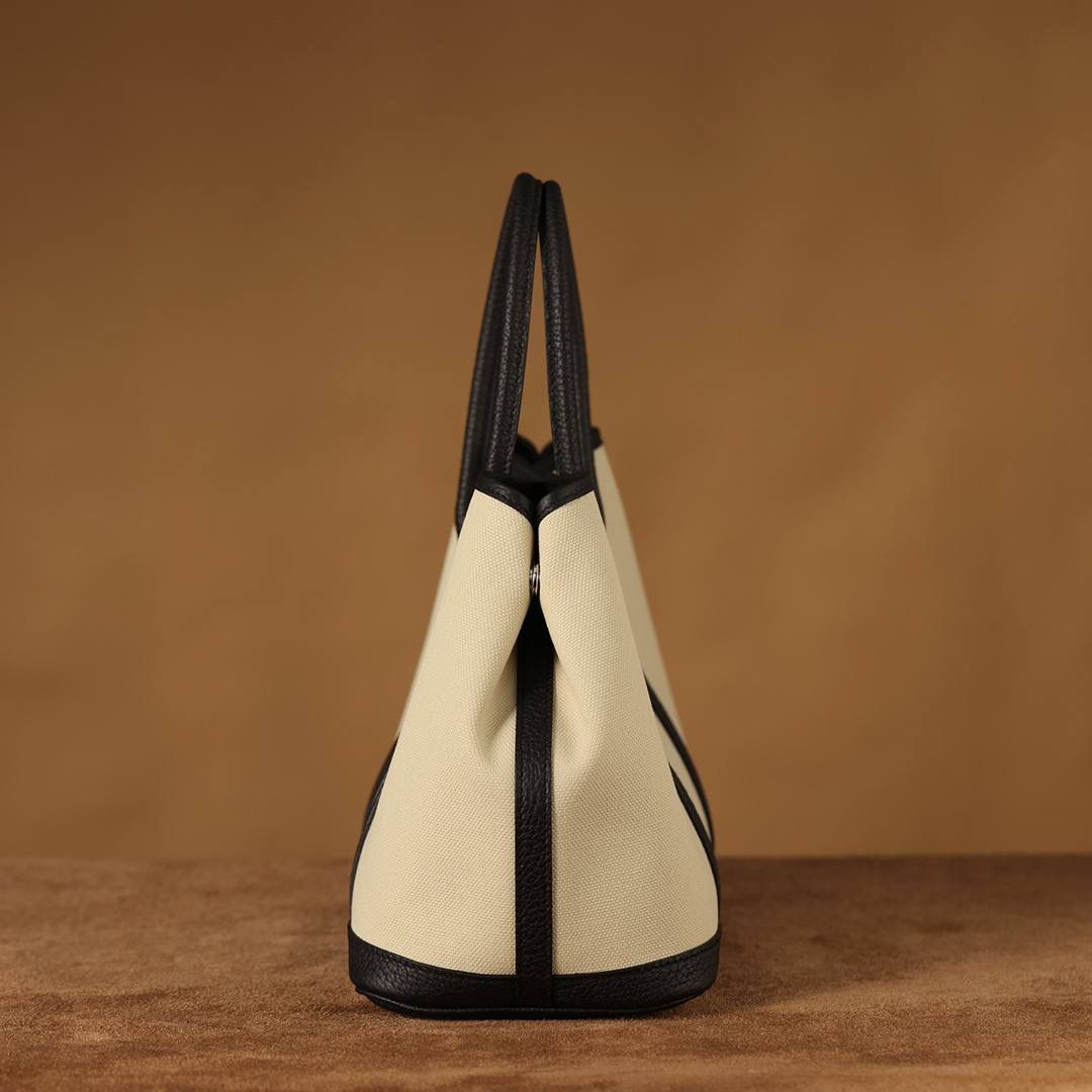 Hermes 爱马仕 Garden Party 30 布配黑皮花园包👜✨ 尺寸：30*20*13cm 配皮面料是采用法国原厂的Togo皮，纹路清晰，颗粒感饱满，手感细腻，扑鼻而来的香味，爱不释手 版型真的是决绝子 喜欢大包的就入手吧 绝对不后悔的一款大购物袋😍💕