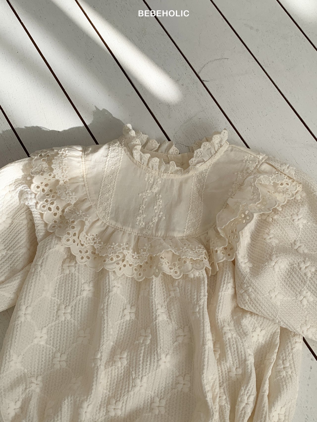 🌸預訂 韓國直送🌸🇰🇷BEBEHOLIC兩色花卉提花蕾絲領長袖包屁衣