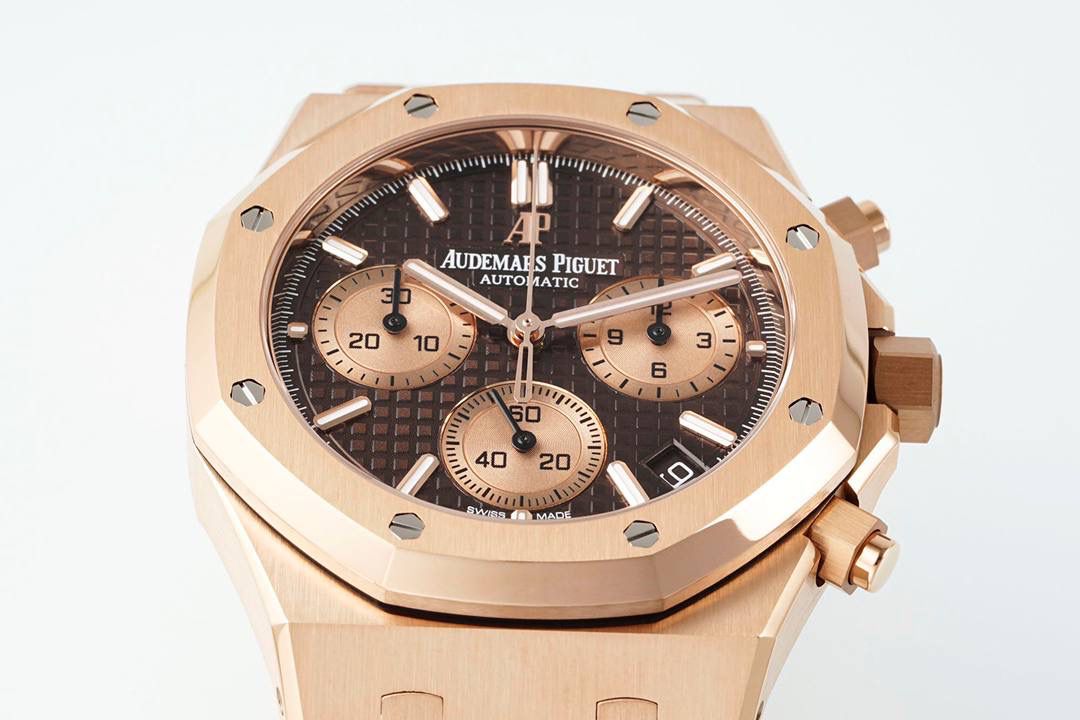 🚀新品爱彼皇家橡树系列26240系列，是一款41毫米精钢自动上链计时码表，搭载APS开发自研Calibre 4401一体机芯，具备飞返计时、小时/分钟/小秒显示及日期功能。其标志性八角形表圈配以八颗六角螺丝，搭配“Grande Tapisserie”大型格纹表盘，层次感鲜明。一体式精钢表链延续了1972年首款皇家橡树的经典设计，兼具运动与优雅。全新开发一体机芯采用导柱轮与垂直离合结构，振频28,800次/小时，与原版完全一致，动力储存约70小时，防水深度50米。AP融合高级制表工艺与前卫美学，是奢华运动腕表的典范之作。💯🔥🔥