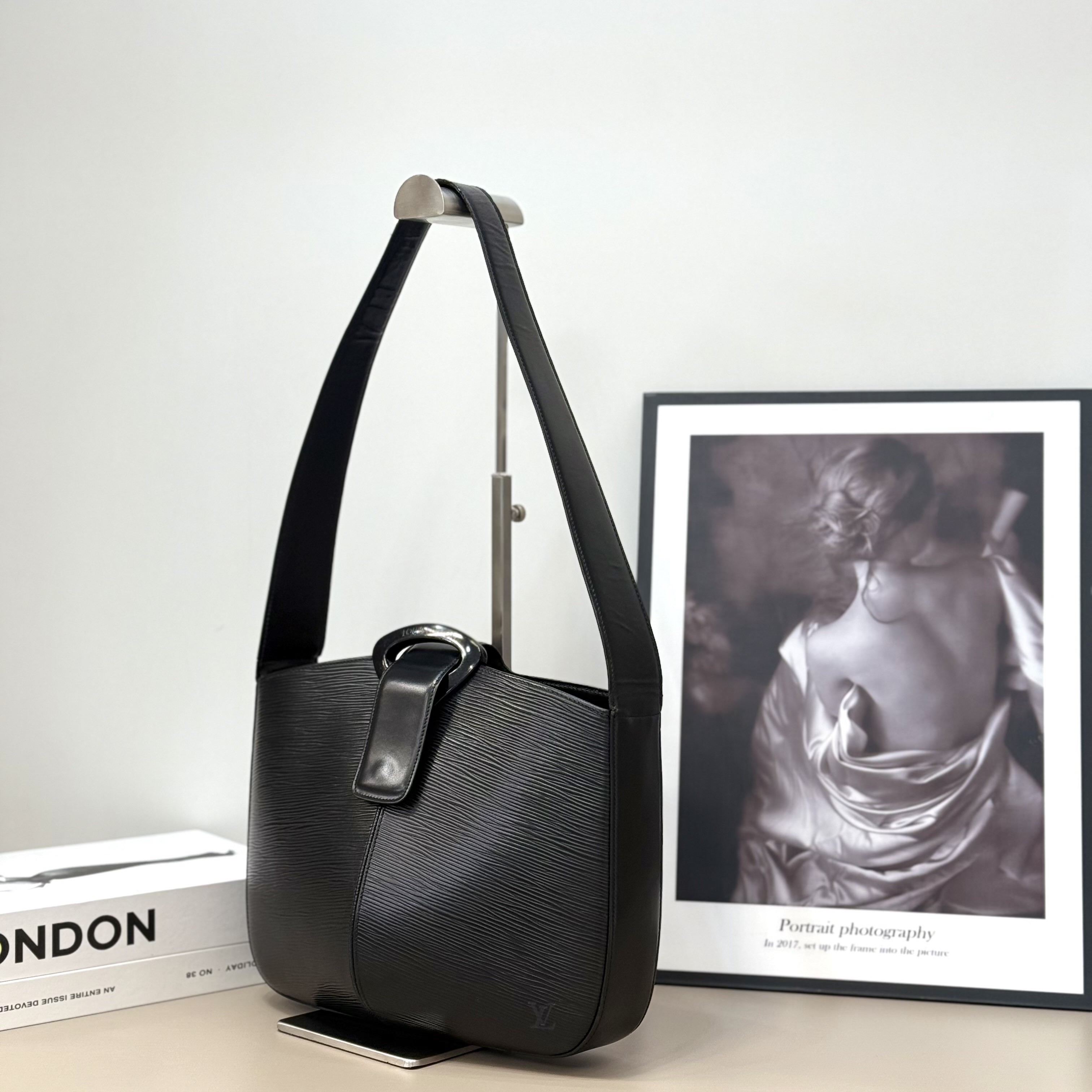 【預訂貨品】LV黑色EPI水波紋貝殼包 