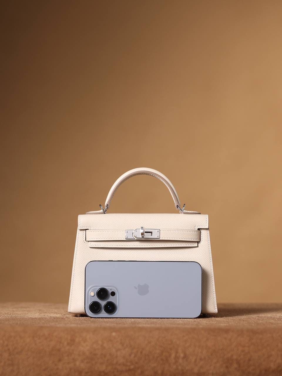 HERMES 爱马仕 Mini Kelly 二代 👜✨ Mini Kelly 二代 奶昔白银扣 高清实拍图 尺寸：19*12*6cm Hermès爱马仕是世界著名的奢侈品品牌，1837年由Thierry Hermès创立于法国巴黎。爱马仕早年以制造高级马具起家，迄今已有180年的悠久历史。 其整个品牌从整体到细节以及专卖店，都弥漫着浓郁的以马文化为中心的深厚底蕴🎀