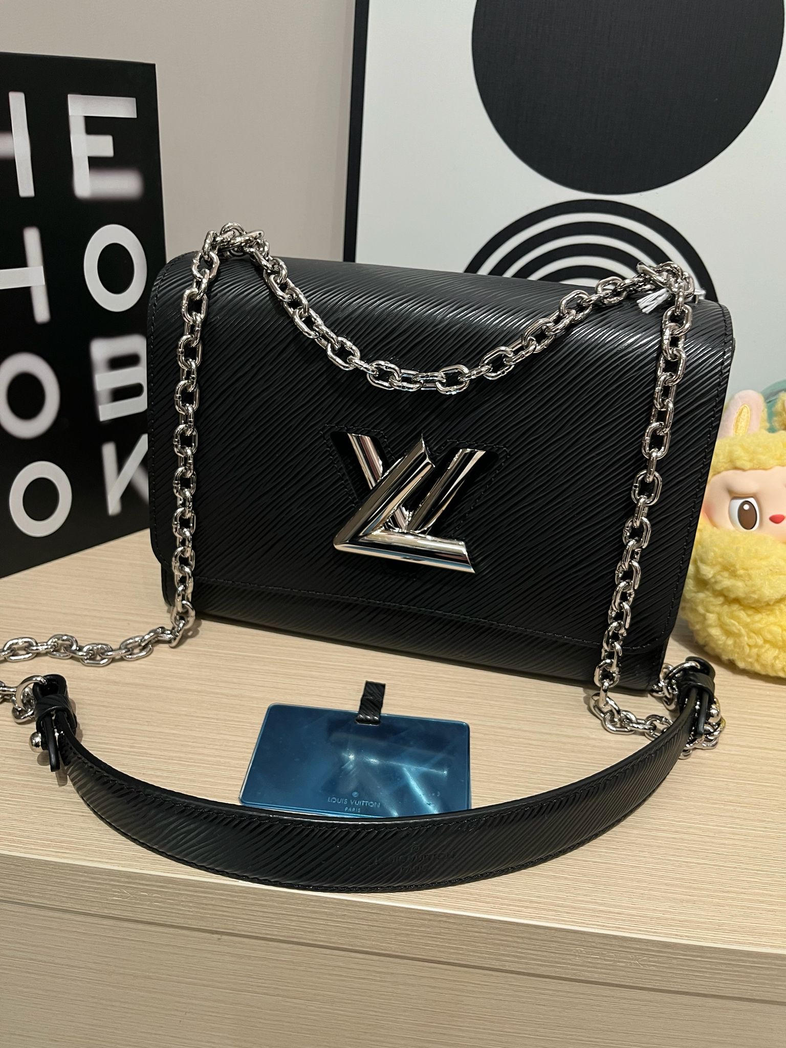 Lv twist mm epi M21110  100%Authentic ,98%new ✅mirror✅dust bag 專門店售價💰 $39,000  