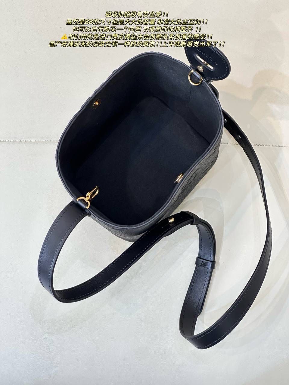 LV新出的All in BB👜✨ 真的爱！小小一只，却超能装，日常出门的东西都能塞下。老花配色简约又百搭，背法很多~手提，腋下，单肩，斜挎，随心搭！瞬间跳进包里变身千金 今天这款是全皮压纹款，别看包小小，但它自身的功能真的非常吸引人！首先包包自身本来就有4种的形态随你变换，蝴蝶结 你想放在哪儿都能给你设计明白 allin就是容量足够大，出门旅行你想拿什么都能给你装好，加上还有一个永不分离的子包，真的爱了爱了😍 尺寸：17*12*19开口处24