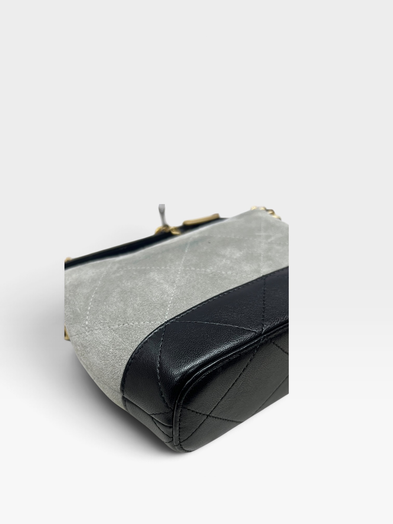 Pre-Owned CHANEL Clutch with Chain / Product Code: 102921
