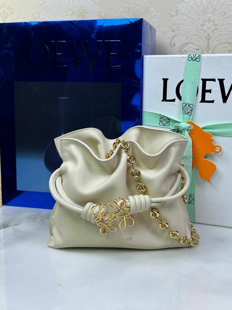 全新升级—𝙁𝙡𝙖𝙢𝙚𝙣𝙘𝙤出货啦✅ ❤️升级版福袋正面新增品牌烫金𝙇𝙤𝙜𝙤代替压印𝙇𝙤𝙜𝙤，肩带加宽同时增加两侧狗扣五金代替原本皮穿扣肩带，精致又便捷🥰 ❤️独家定制皮料五金，小牛皮皮质手感十分柔软且耐用，肩带🉑拆卸🉑调节，多种背法任你选择，容量超大，日常出行必备😍 ❤️独家品控，完全对版细节，全套礼盒🎁包装给你满满的仪式感🥰 迷你尺寸：𝟮𝟯.𝟵-𝟭𝟴-𝟵𝗰𝗺 款号：052030安哥拉白