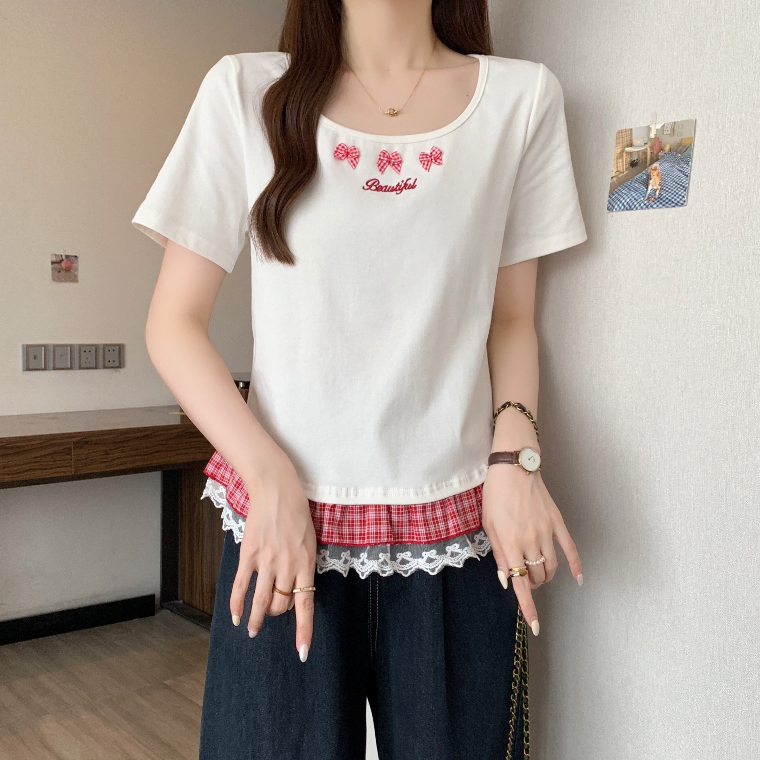 B301(80040) 韩系芭蕾风领边BEAUTIFUL三蝴蝶结下摆格纹荷叶蕾丝3色上衣