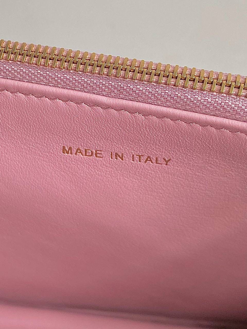 🈶复古粉，迷你 𝗗𝗜𝗢𝗥 𝗠𝗶𝘀𝘀 𝗰𝗮𝗿𝗼链条手袋 开挂啦开挂啦！！火爆全网 不出意外夏天最爱的一只小包了 还是经典的藤格纹标识，真是百看不腻 金属链环和与皮同色系珐琅扣链环交替肩带 完全神一般的存在，可爱可盐，颜值太顶啦 内隔层容量日常足够了，斜挎/单肩/腋下都可 极简的法式浪漫松弛感直戳心脏，不挑人，冲！ 17.3×13×7.5cm，#6553m