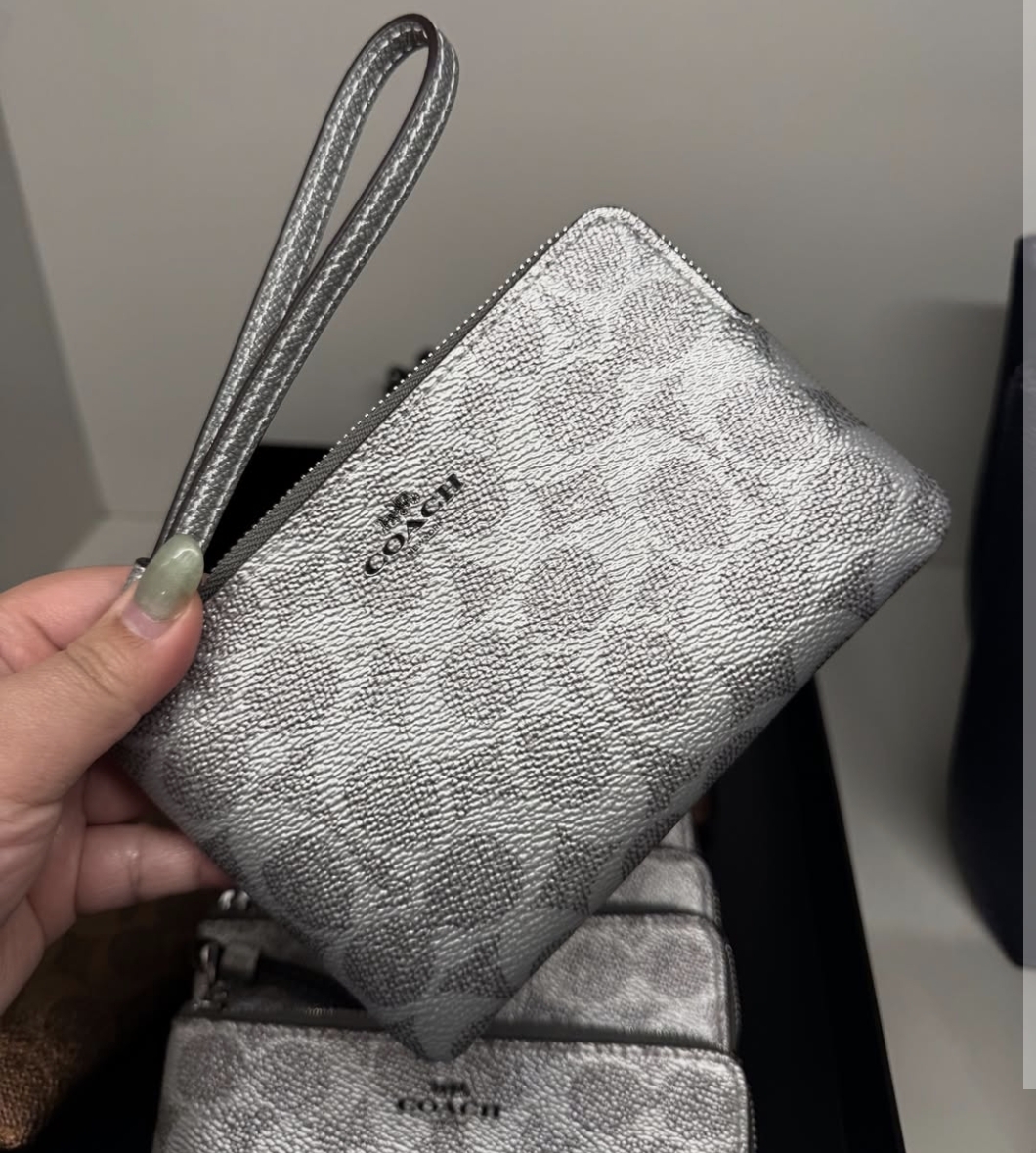 香港現貨-Coach wristlet 銀logo