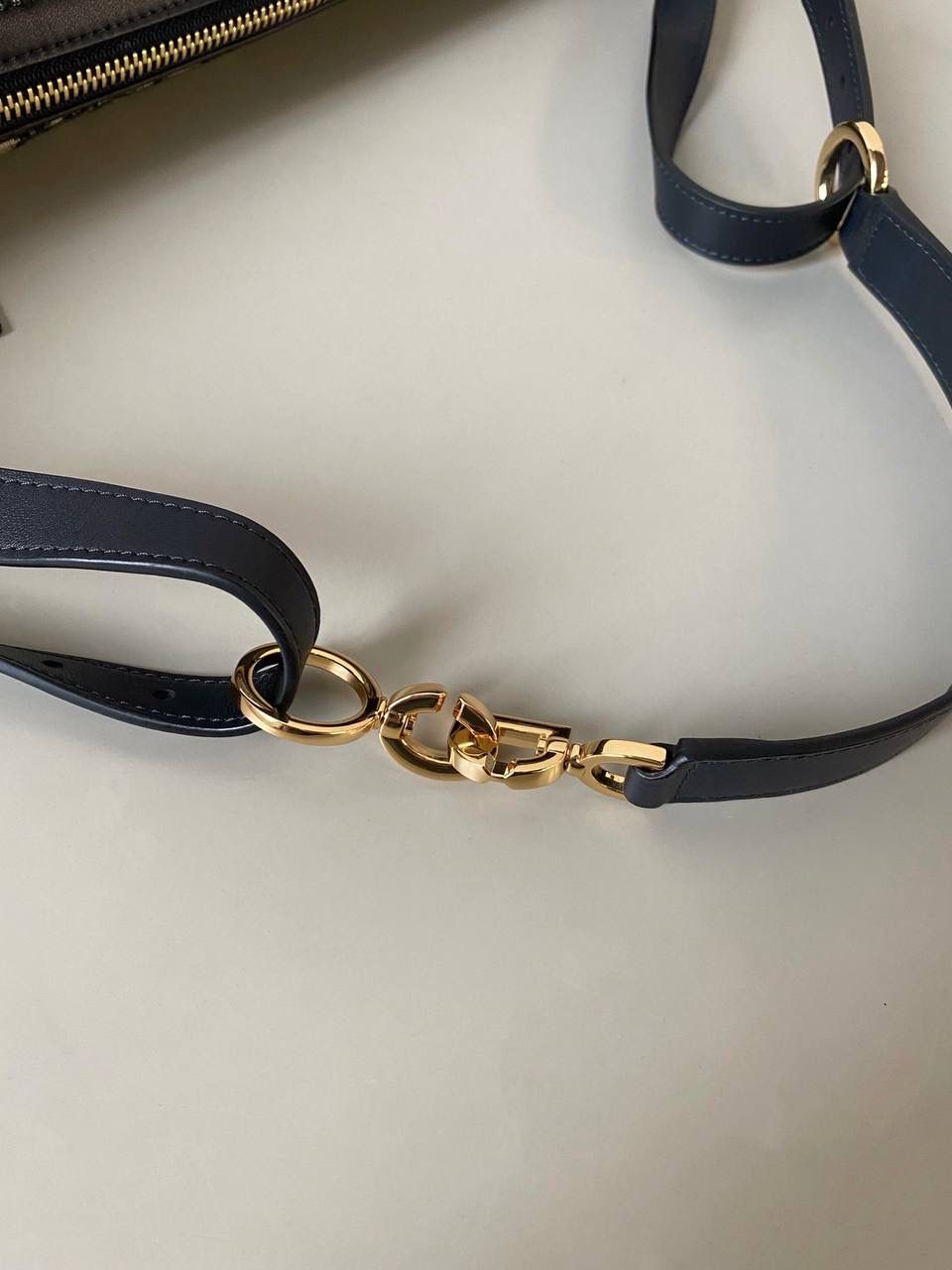 🈶老花蓝 𝐃𝐢𝐨𝐫 𝐃-𝐣𝐨𝐮𝐫𝐧𝐞𝐲手袋 不会还不知道吧？火出天际了姐妹们💕😍 今年 𝙳𝚒𝚘𝚛真的在松弛感这件事情上做到了极致 新款D-journey我直呼一个绝 难买程度不亚于保值系列，夸大了说哈哈 随性又高级的街头感，一改往日的嗲味 关键还是它的多功能肩带 三种背法都好看 俩侧口袋搭配的大号皮质拉牌更彰显个性 以复古金属𝘤𝘩𝘳𝘪𝘴𝘵𝘪𝘢𝘯 𝘥𝘪𝘰𝘳标识做点缀 既有装饰元素又实用 中号：33×16×15cm 小号：25.5x14.5x14cm