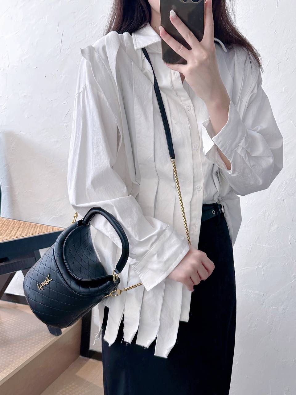 ys1 gaby手提水桶包🍳 哒啦啦，又有新款啦 gaby的延伸系列小水桶 有点像驴家的薯条包🍟 但是它来得更精致 毕竟是小羊皮材质的 手提着真的好好看咯 翻盖的设计更方便取放物品 私密性和安全性也比敞口的更好 一整个大心动！！ 19×17×15cm763961m