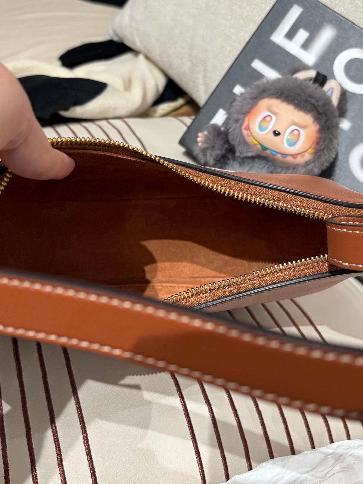 Celine Ava medium hobo calfskin 凱旋門logo 100%Authentic ,98%new✅dust bag