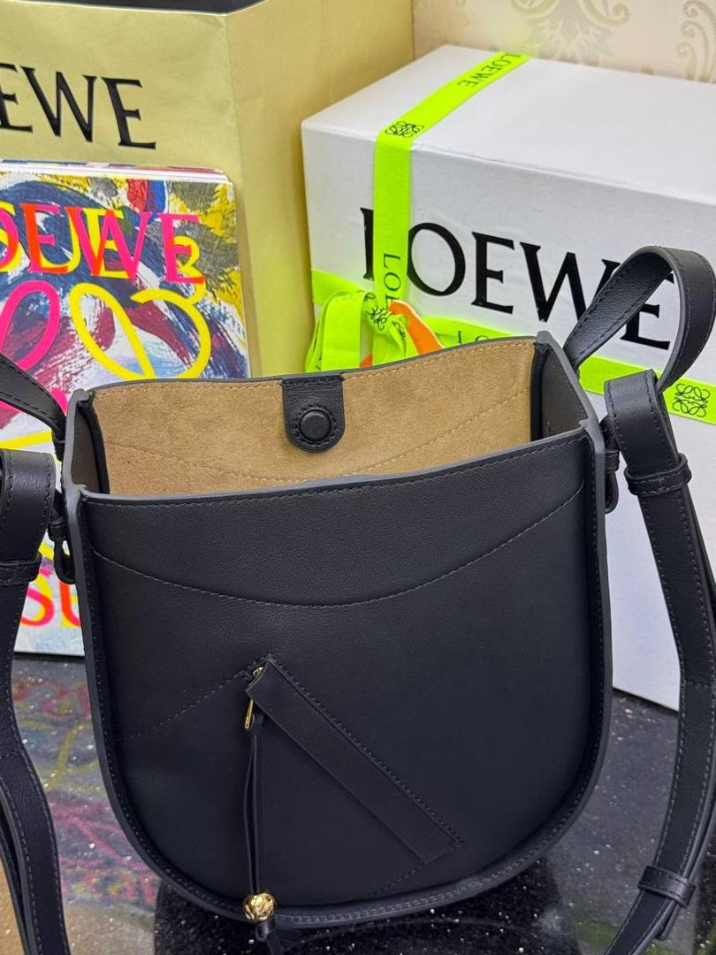 🎈新款吊床𝗛𝗮𝗺𝗺𝗼𝗰𝗸 𝗦𝗹𝗶𝗰𝗲 ——【黑色到货‼️】 尺寸：𝟮𝟭-𝟮𝟱-𝟭𝟬𝗰𝗺 编码：652407 吊床𝗛𝗮𝗺𝗺𝗼𝗰𝗸家族迎来新成员—𝗛𝗮𝗺𝗺𝗼𝗰𝗸 𝗦𝗹𝗶𝗰𝗲，新作采用细腻柔软的亮面小牛皮制作而成，重新以纤巧比例焕新演变成新造型。搭配可拆卸可调节长肩带，灵活实现多功能背法及百变风格。