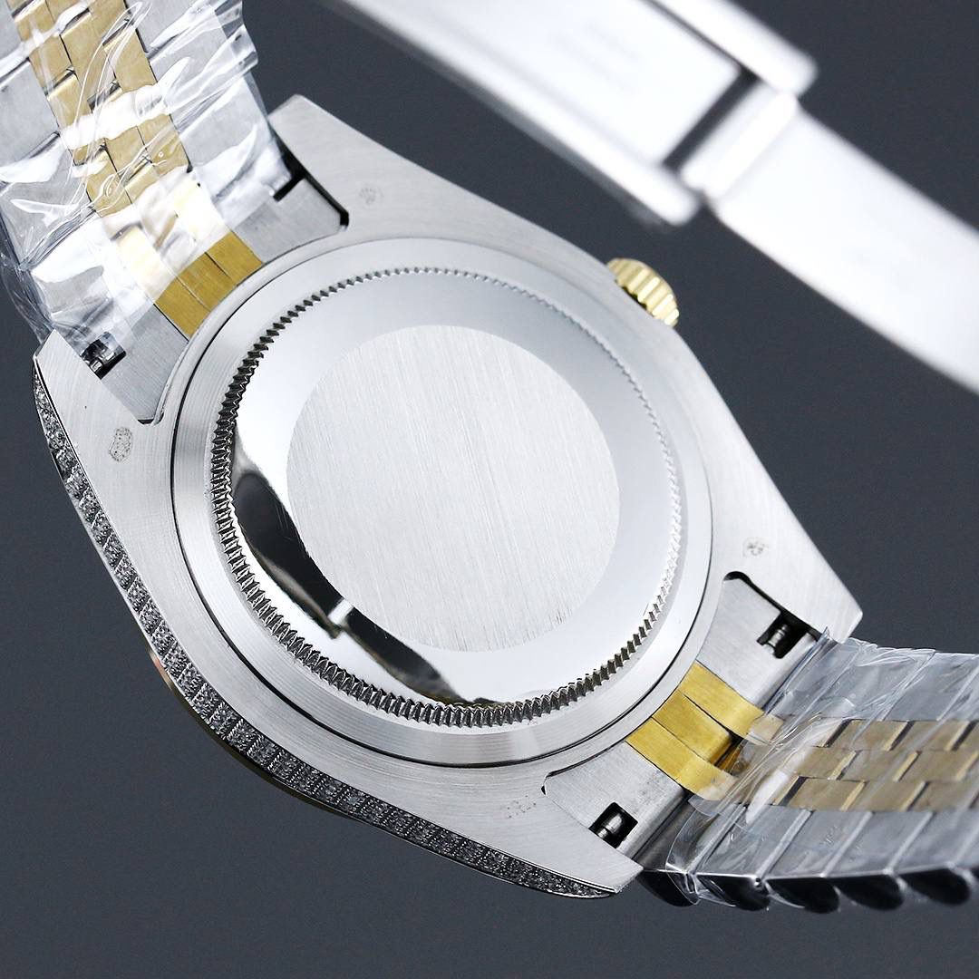 土豪版满钻日志 震撼来袭！ 劳^_^ROLEX蚝式恒动日志系列，堪为宝石镶嵌腕表系列之瑰宝。 永恒黄金腕表镶嵌最珍稀的钻石，充分展现劳力士在宝石镶嵌方面的非凡技艺。 品牌:Rolex劳力士 系列:日志系列腕表 机芯:4813机芯 表带:镶钻精钢表链 尺寸:41mm 材料:316精钢+蓝宝石玻璃✨