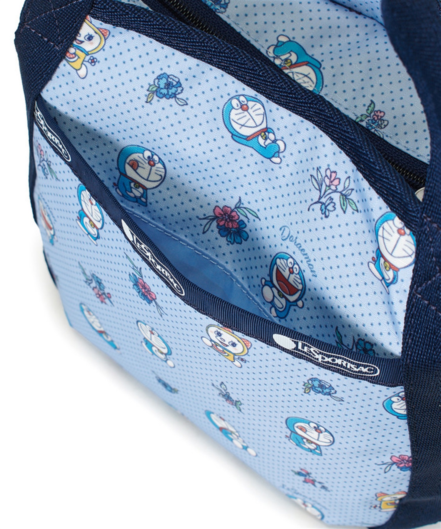 [訂購] [日本直送] 💙 LeSportsac「DORAEMON SMALL JENNI」 📏 尺寸/內容：高約22cm｜闊約18cm｜厚約6cm {TF260811}