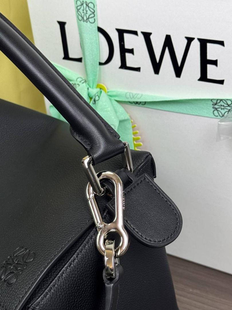 🎈大号𝘗𝘶𝘻𝘻𝘭𝘦 𝘌𝘥𝘨𝘦* ——【👉🏻黑色荔枝纹】 尺寸：𝟑𝟕-𝟏𝟗-𝟐𝟑𝐜𝐦 编码：260404 ❤️ 经典拼图系列，不规则立体几何设计，最具辨识度的立体廓形和几何美学，顶级进口机搭配德国沙菲线，独家定制五金，𝗬𝗞𝗞拉链拉头 ❤️容量超大，颜值高，四季百搭，日常出行通勤必备款