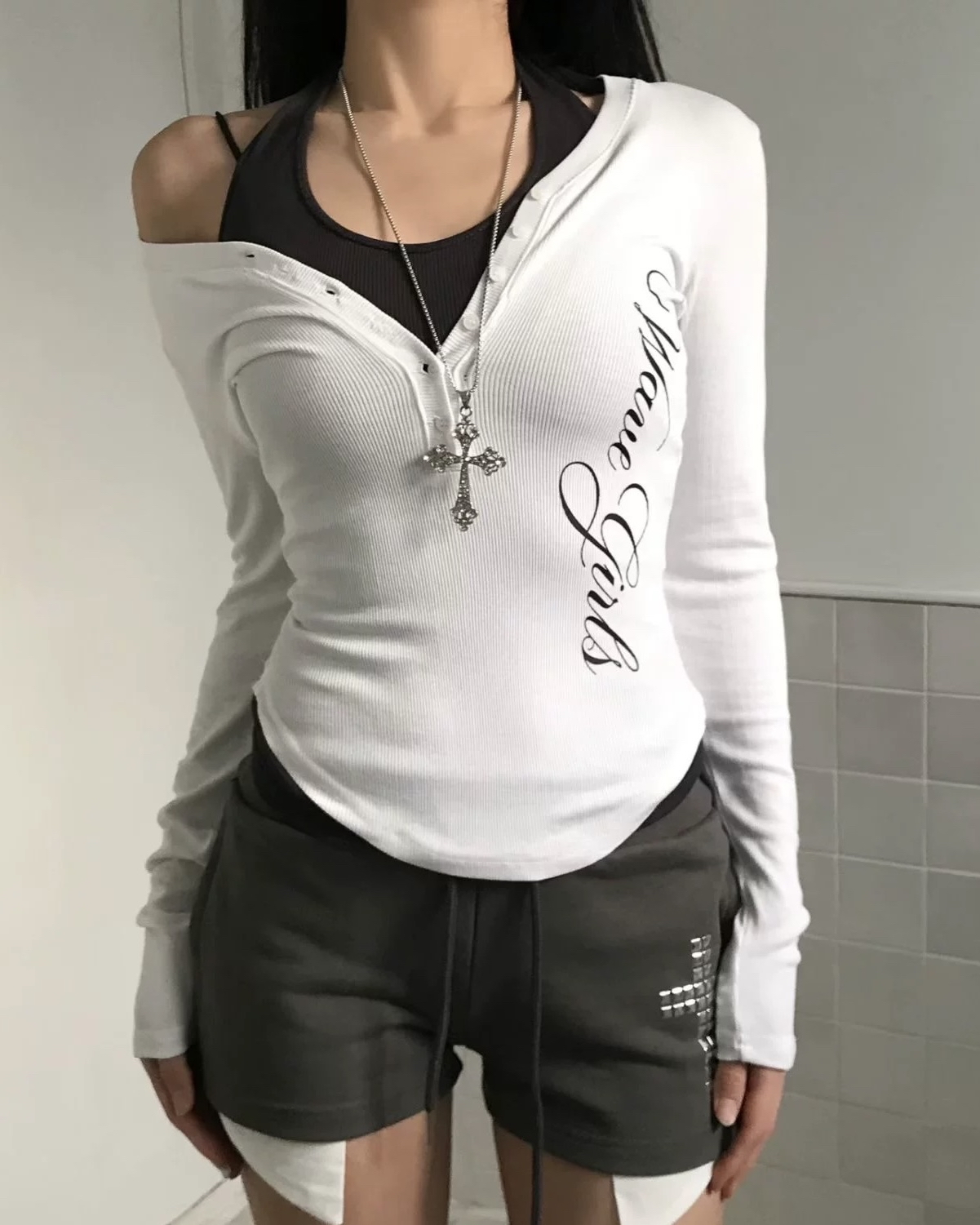 辣妹必備！韓國扣扭字母v領Top