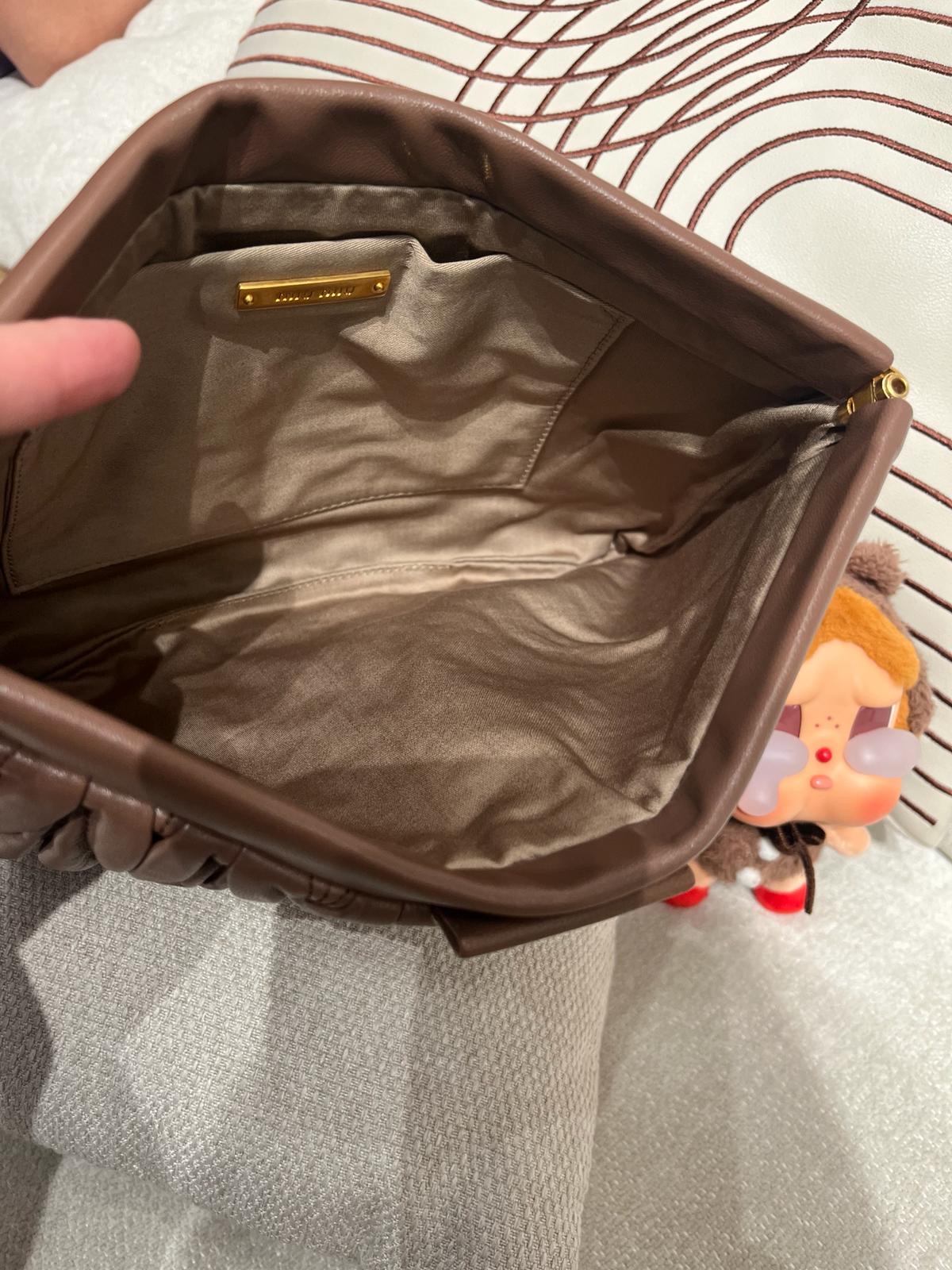 Miu Miu clutch bag ,100%Authentic, 98%new✅Dust bag