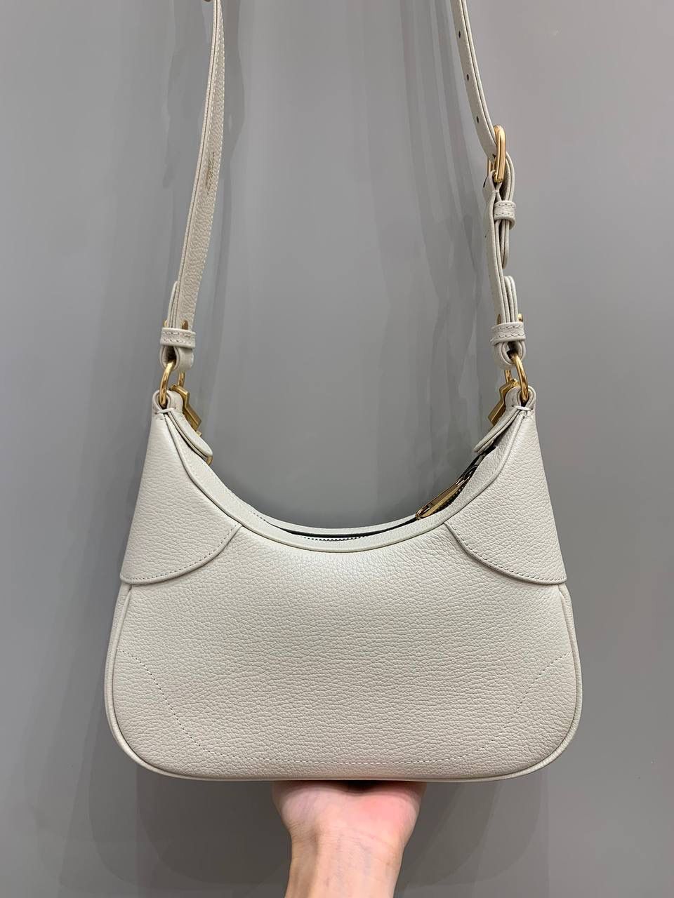 新背景实拍正品级 。（白色） 这只给我冲！！太多人要我出了，磨了很久终于出来了，这个皮质谁没买谁后悔，超级无敌软，软绵绵的，但是却很有形，一个包多达三种背法，百变时尚风格，不同背法可以变换不同风格，甜妹辣妹淑女风格都可以驾驭！金属质感很朋克，搭上原厂皮超好质感，这个包必须冲！！🔥🔥 型号731817 尺寸25/19/7cm