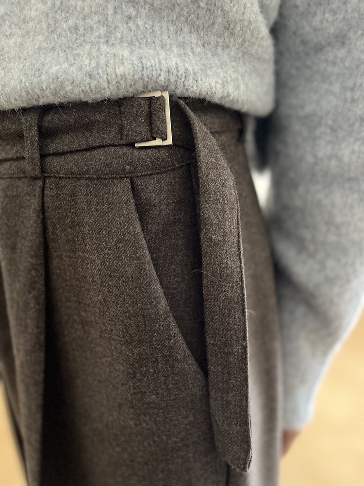 Warm-Tone Buckle Drape Slacks (Brown)
