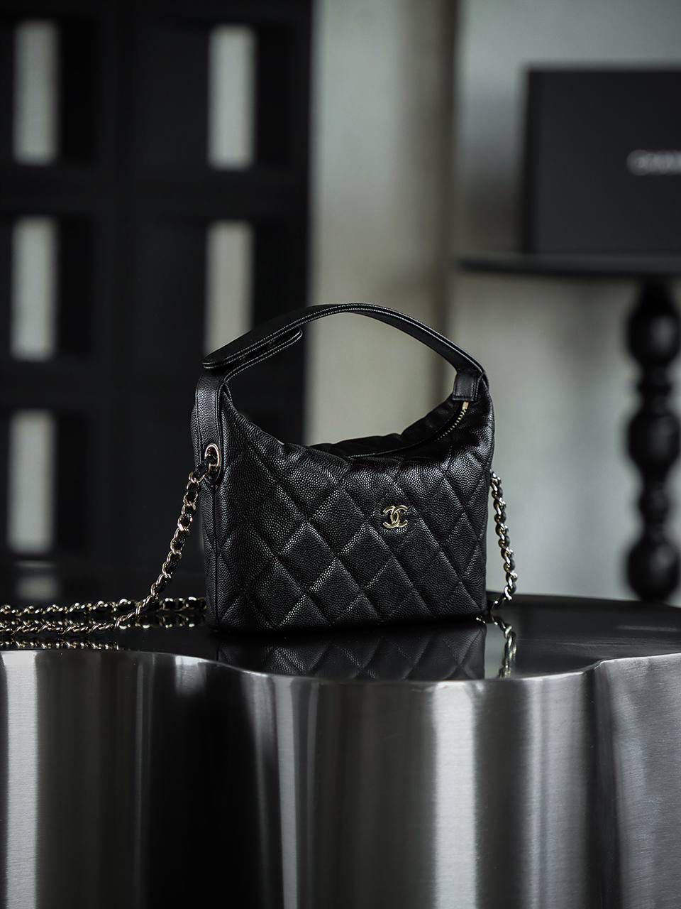 25C飯盒包鑒定版👜 一包一碼 支持全球鑒定查驗身份證原廠專G Haas皮料過關清單資料可査詢 手提飯盒包是這季25C的早春爆款 很實用日常的一隻包 爆款是有原因滴 因為好看又能裝 少見的鏈條居然還能拆卸，還可以肩背或者手拿。 五金：厚镀14k五金 皮料：Hass中球小牛皮 尺寸：21.5*19*6cm