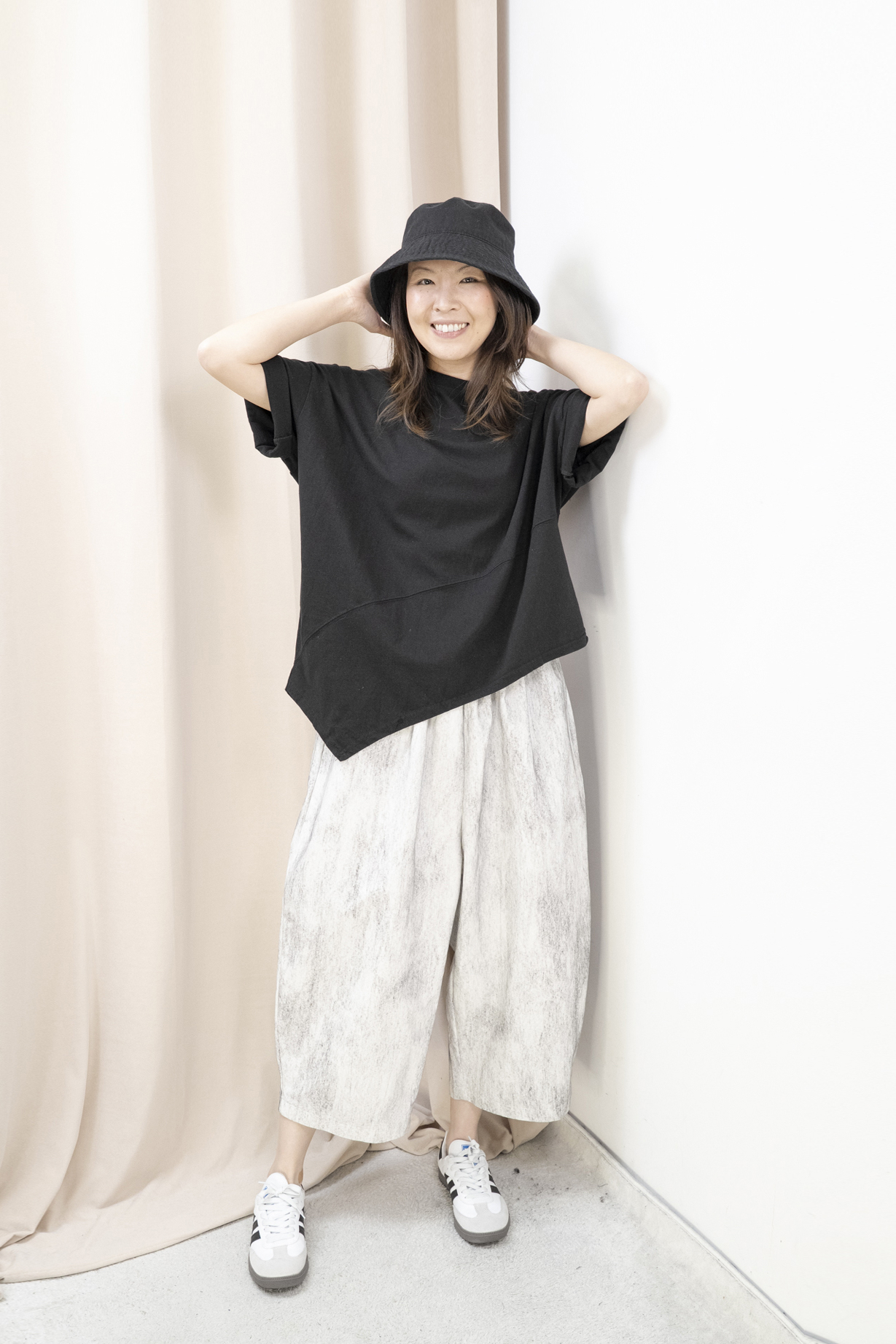 斜腳造型棉質休閒Top（黑色）