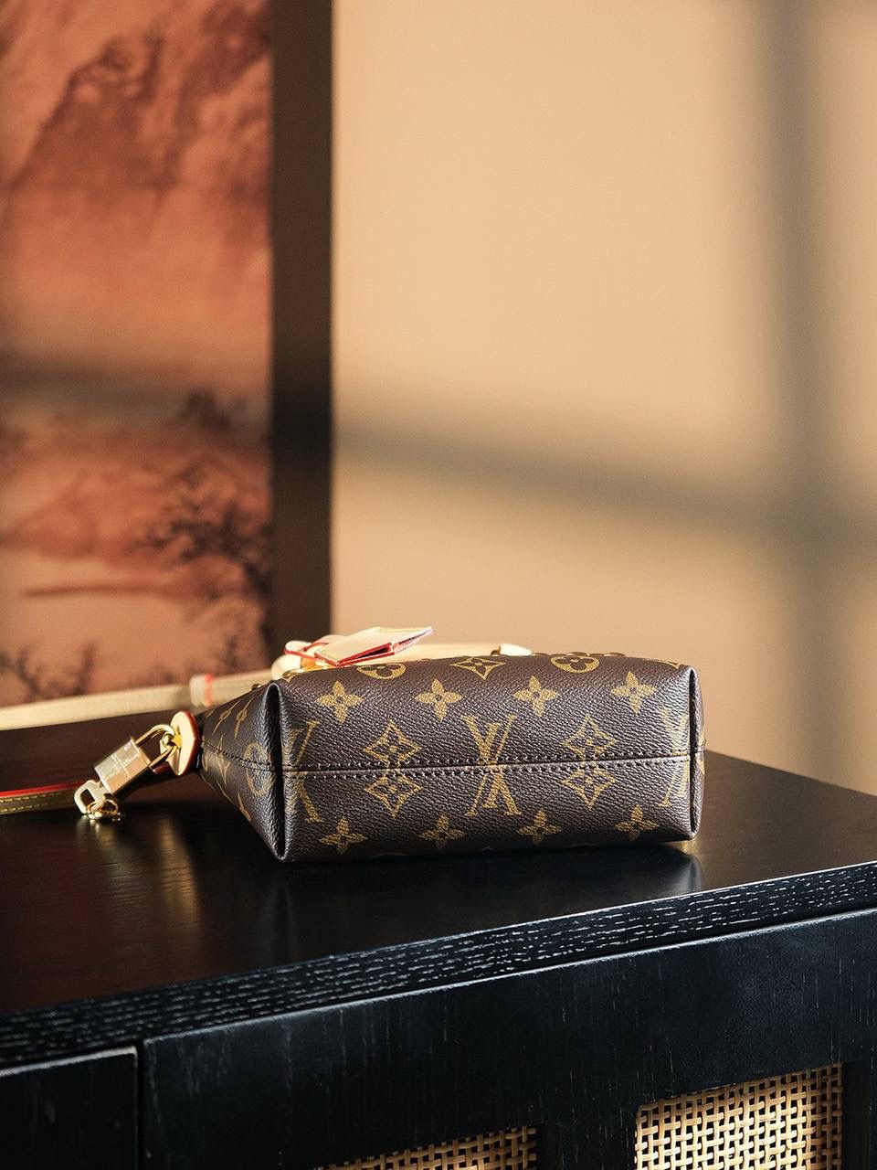 𝐋𝐎𝐂𝐊𝐈𝐓 𝐁𝐁芯片菱形跳动码系列👜✨ 当季新品复古潮流𝑳𝒐𝒄𝒌𝒊𝒕 𝒃𝒃系列，复古味十足配备上灵魂多变的背法✔️ 依旧是采用经典老花面料搭配上弧形上缘以及椭圆形饰边，完美呈现出现代化时尚与复古的完美结合。 小巧的包身，却能满足日常容纳需求，一包多用法，让你在使用过程种感受到它满满的高级感，真的是好用到哭✔️ 五金材质：厚镀纯钢五金 皮料材质：法国原厂皮面料【芯片版】 尺寸详情：𝟏𝟗*𝟕*𝟏𝟓𝐜𝐦