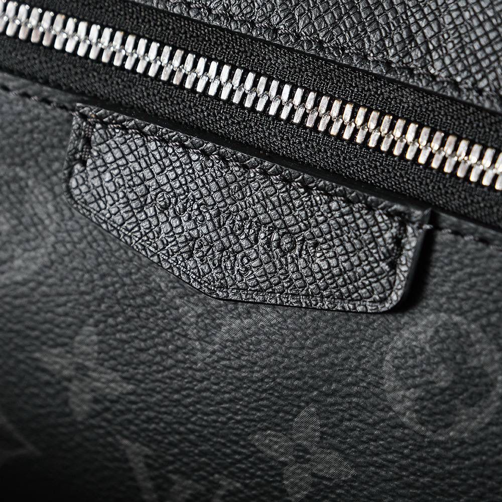 𝙊𝙐𝙏𝘿𝙊𝙊𝙍 邮差包👜✨ 法国🇫🇷原厂皮/纯钢五金 尺寸:29.5*20*10.5cm 经典又不失大气的邮差包，正面的银色拉链与金属件上精致细节，可调节肩带打造轻松背携体验！轻便且耐装，实用性强！无论是休闲，商务，运动风它都能妥妥搭配上！推荐种草，越看越耐看！