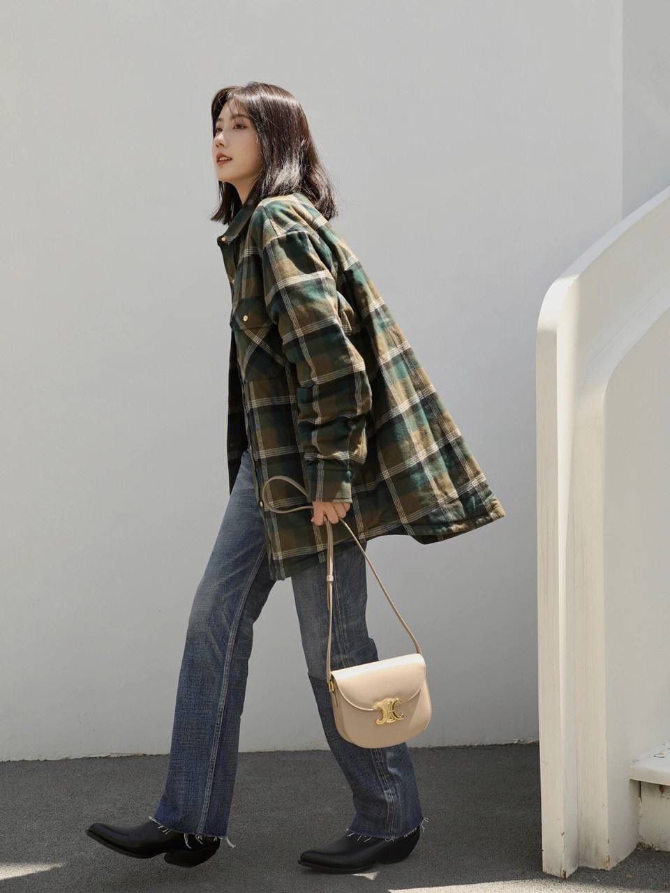 🔥大货实拍图 𝗖𝗘𝗟𝗜𝗡𝗘 ♥ 𝗧𝗘𝗘𝗡 𝗕𝗘𝗦𝗔𝗖𝗘肩带马鞍 型号：110413 尺寸：18.5*16*6cm 𝗖𝗘𝗟𝗜𝗡𝗘 𝟮𝟮秋季最新款Teen Besace凯旋门系列手袋，更俏皮活泼的包身设计与凯旋门金属标志完美结合，打造独一无二的时尚品味。