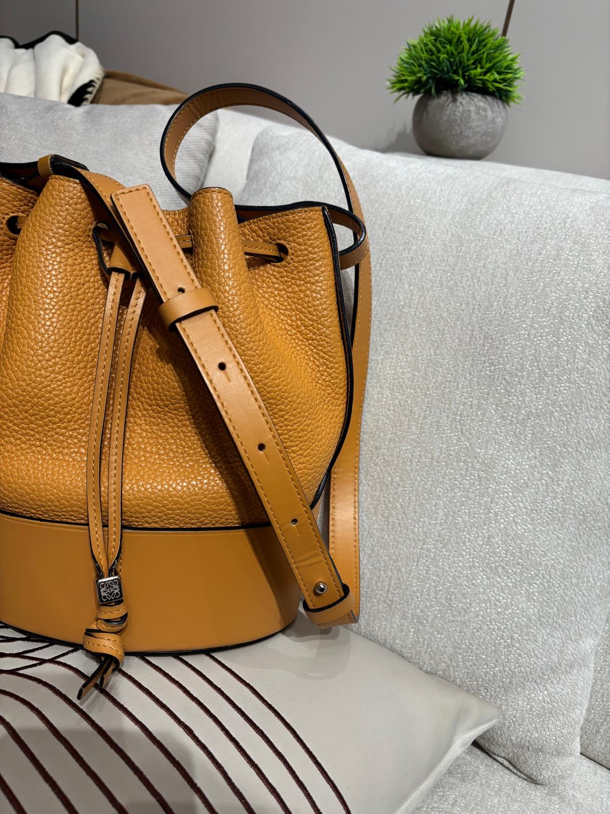 Loewe balloon bag Calfskin 100%Authentic ,95%new✅dust bag 