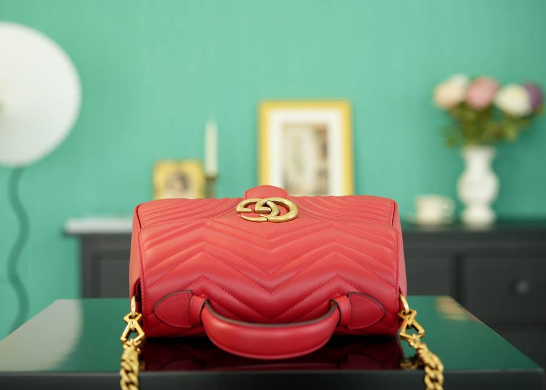 👜🔥Marmont系列绗缝手提包邮差包 红色 27cm （原厂皮 全铜五金） 正品售价,500 独家原厂皮发售 限量级别 意大利原材料开发，这个大小简直是最完美的尺寸，什么随身携带的东西都可以轻松收纳，能手拎也可以单肩斜挎，自重轻，超级百搭不挑人~好看极了！！！ 官方款号 498110 尺寸大号：27x19x10.5cm 小号：21x15x8cm