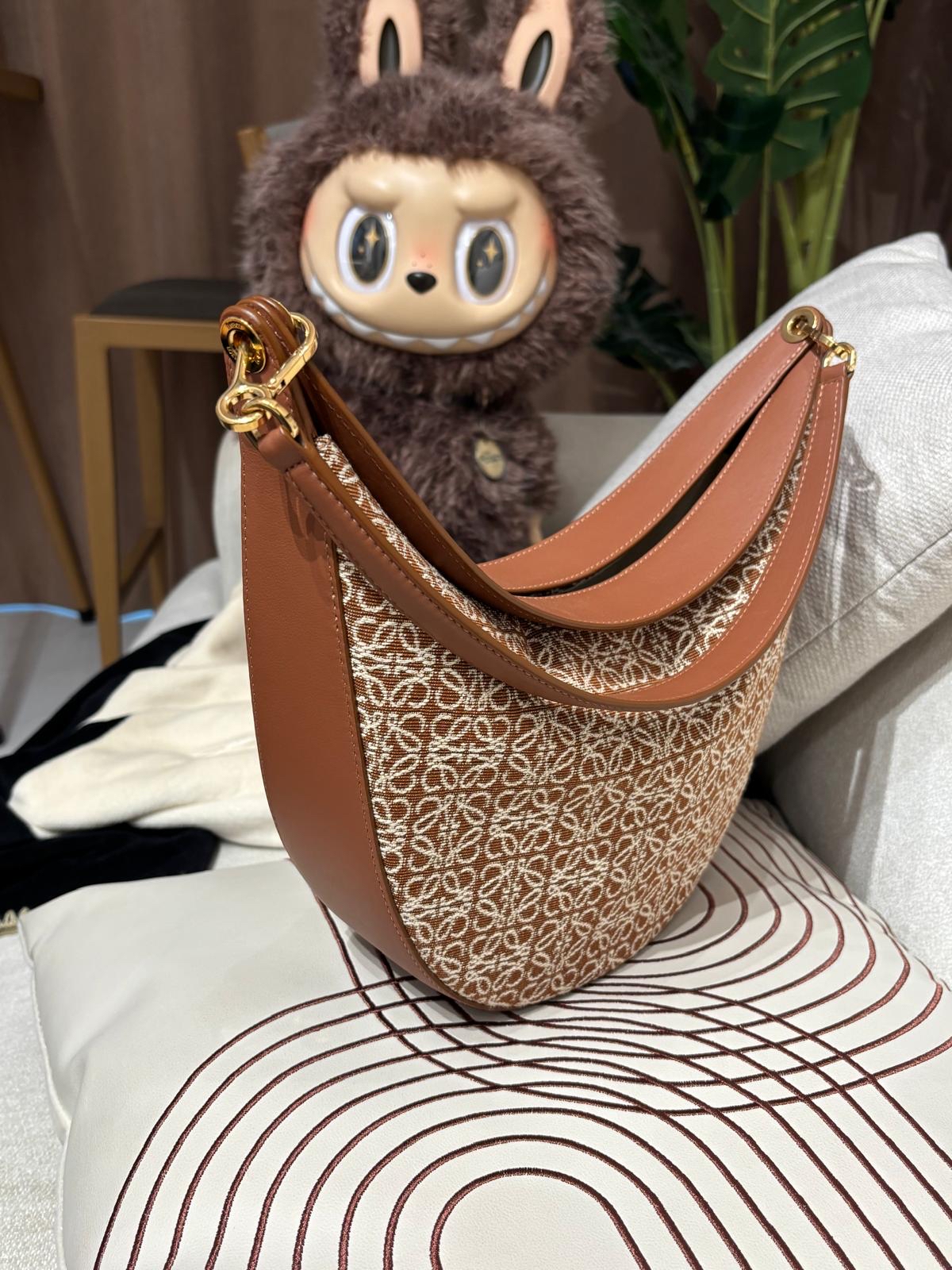 LOEWE LUNA hobo Bag 100%Authentic,98%new✅dust bag 