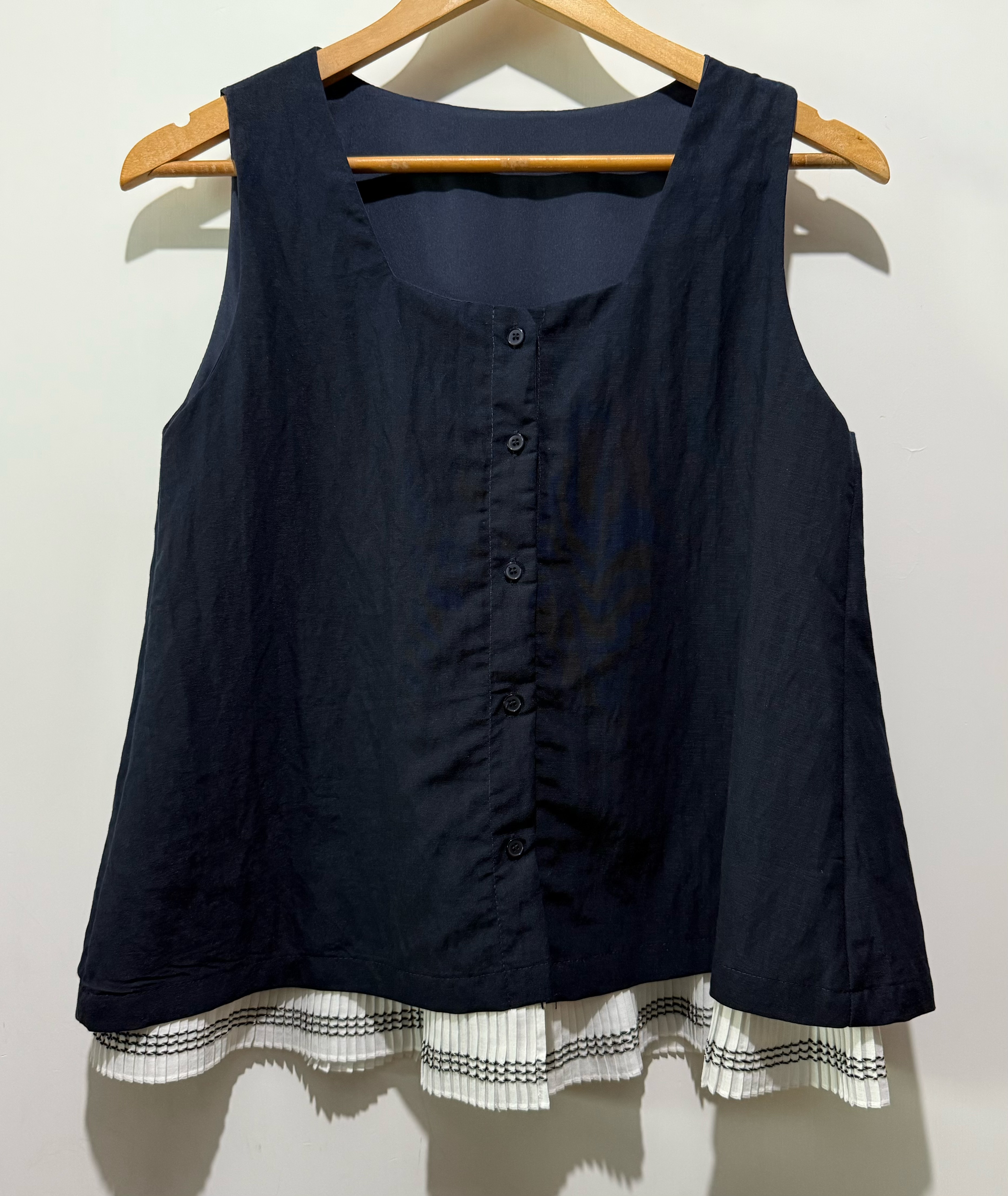 #2084 梳織方領無袖背心💞